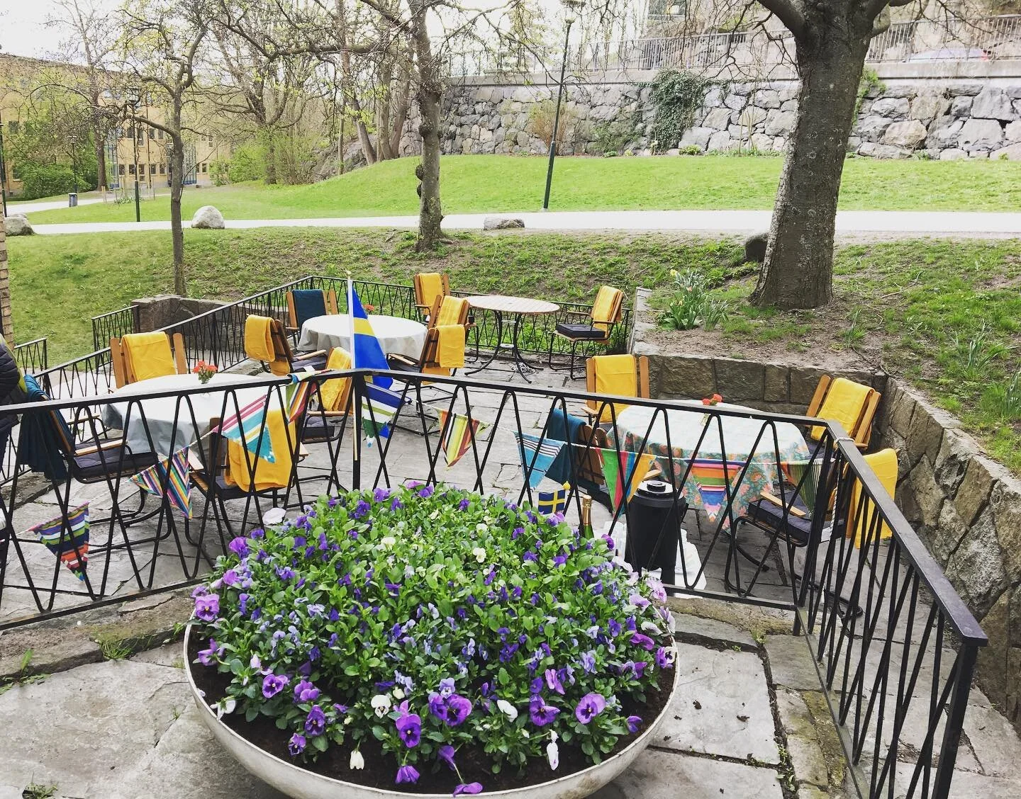 Idag har vi bokat in ett f&ouml;delsedagsfirande p&aring; uteserveringen🇸🇪 Om du skulle vilja arrendera caf&eacute; delen eller uteserveringen f&ouml;r event eller kalas s&aring; finns det m&ouml;jlighet att g&ouml;ra det. Hoppas ni f&aring;r en fo