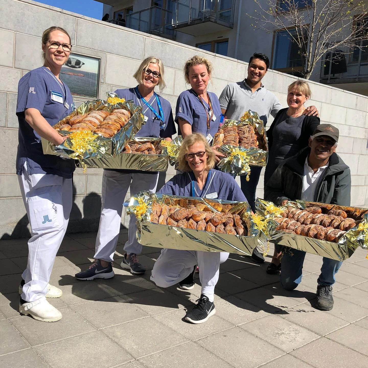 Det &auml;r en &auml;ra och gl&auml;dje att f&aring; leverera 250 bullar till &rdquo;corona avdelningar&rdquo; p&aring; S&ouml;dersjukhuset idag. I dagsl&auml;get har vi levererat otroliga 1070 bullar till v&aring;rdpersonalen p&aring; S&Ouml;S. TUSE