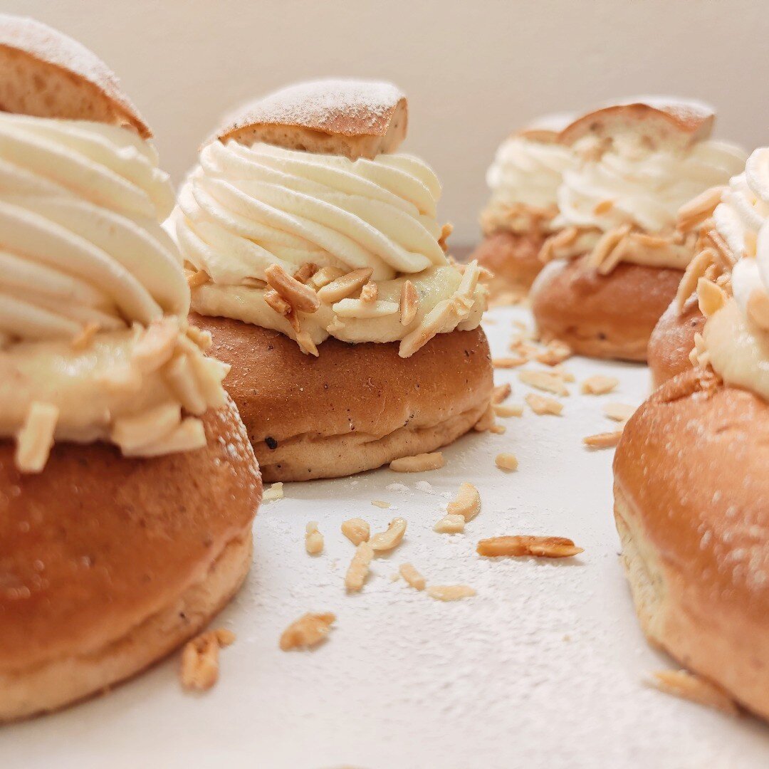 Imorgon &auml;r det semlans dag!!

Kom in till Biscuit och fira fettisdagen med prisbel&ouml;nta semlor!😋