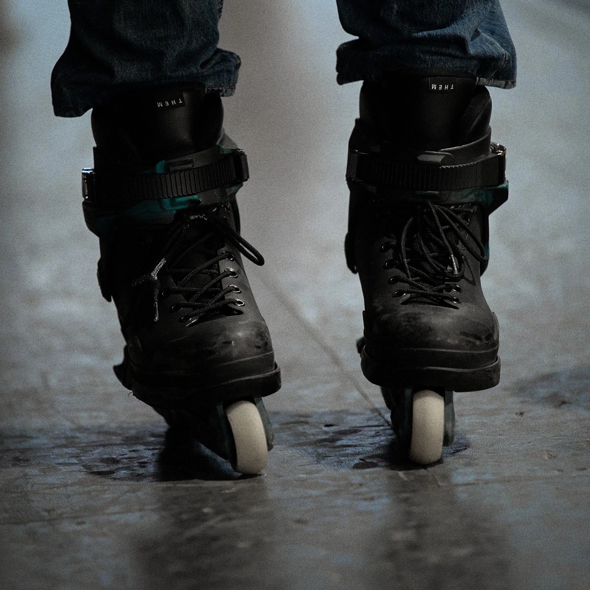 gros plan sur une paire de rollerblade