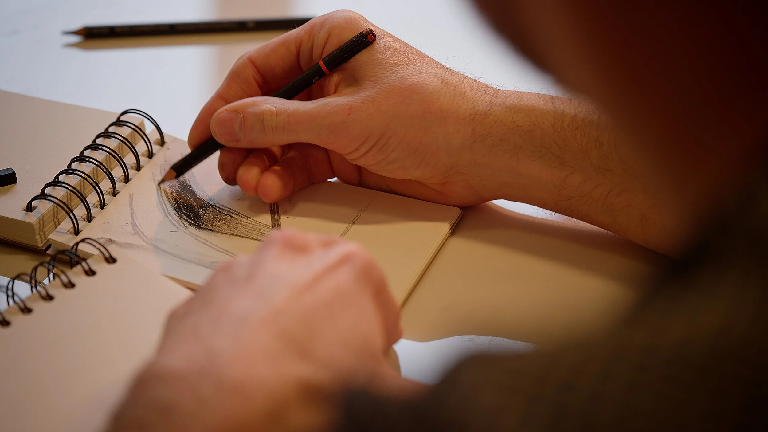 Luminessence-plan serre video d'une artiste en train de dessiner.jpg