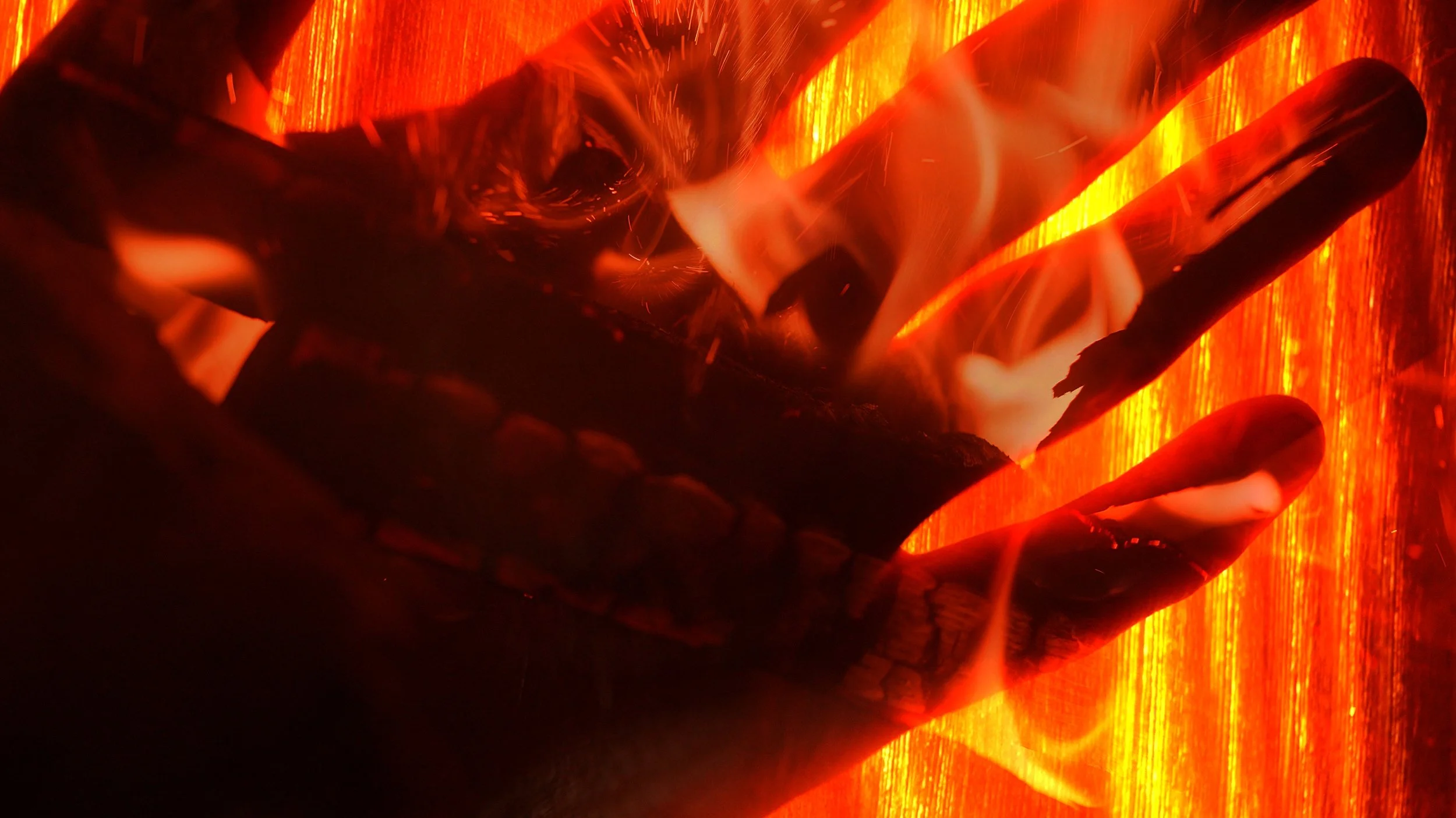 Luminessence-Magnifiques images d'un feu de camp pour une video de sport randonnee2.jpg