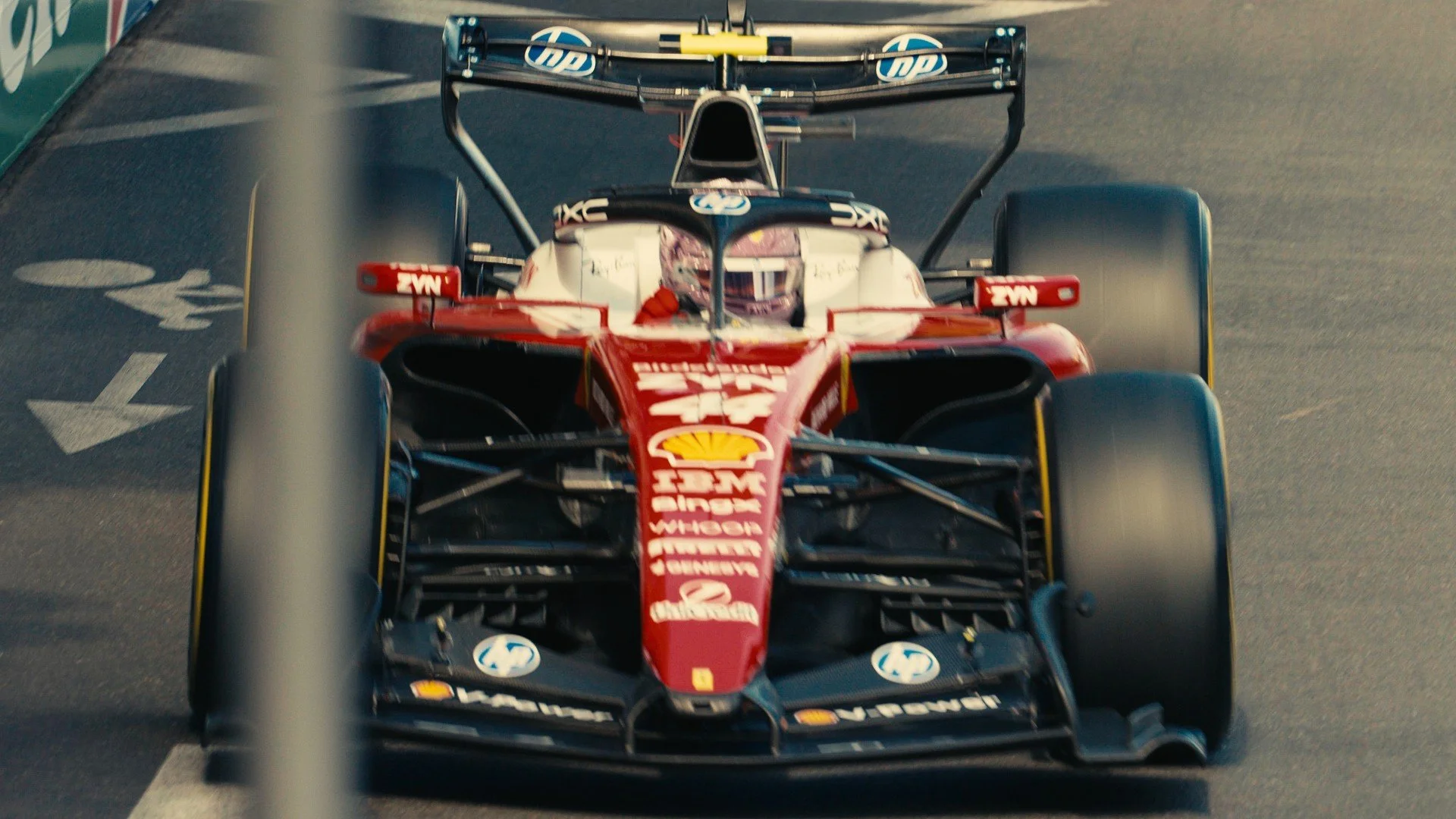 lewis hamilton le pilote de f1 a bord de sa ferrari lors du grand prix de monaco