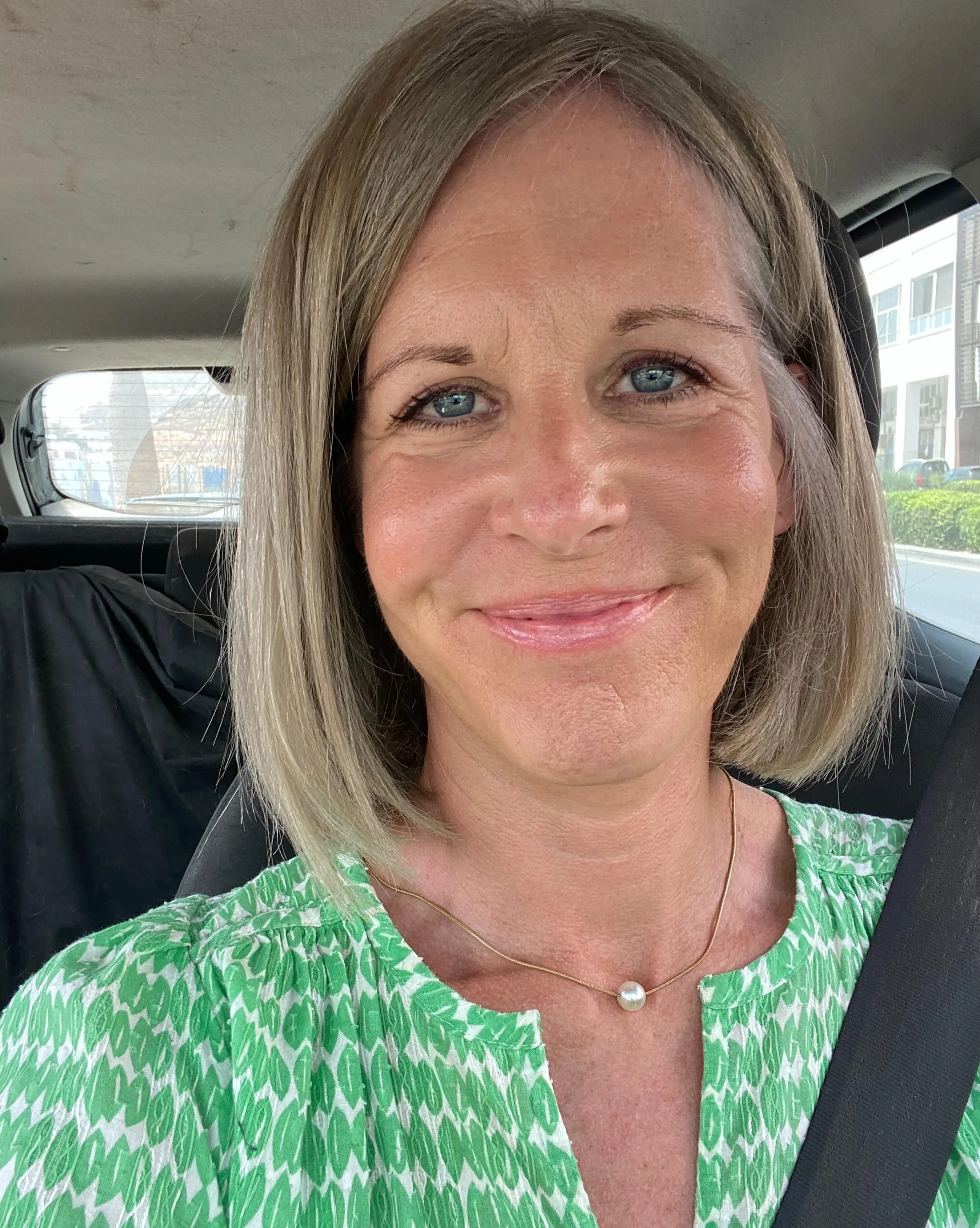 Gone for the chop ✂️

Thank you to the amazing @najat_richflor for taking control. Najat confidently cut off my blonde pony tail with a &ldquo;bismillah&rdquo; and introduced (more) grey so that I can embrace my natural silver / dark brown colour. 

