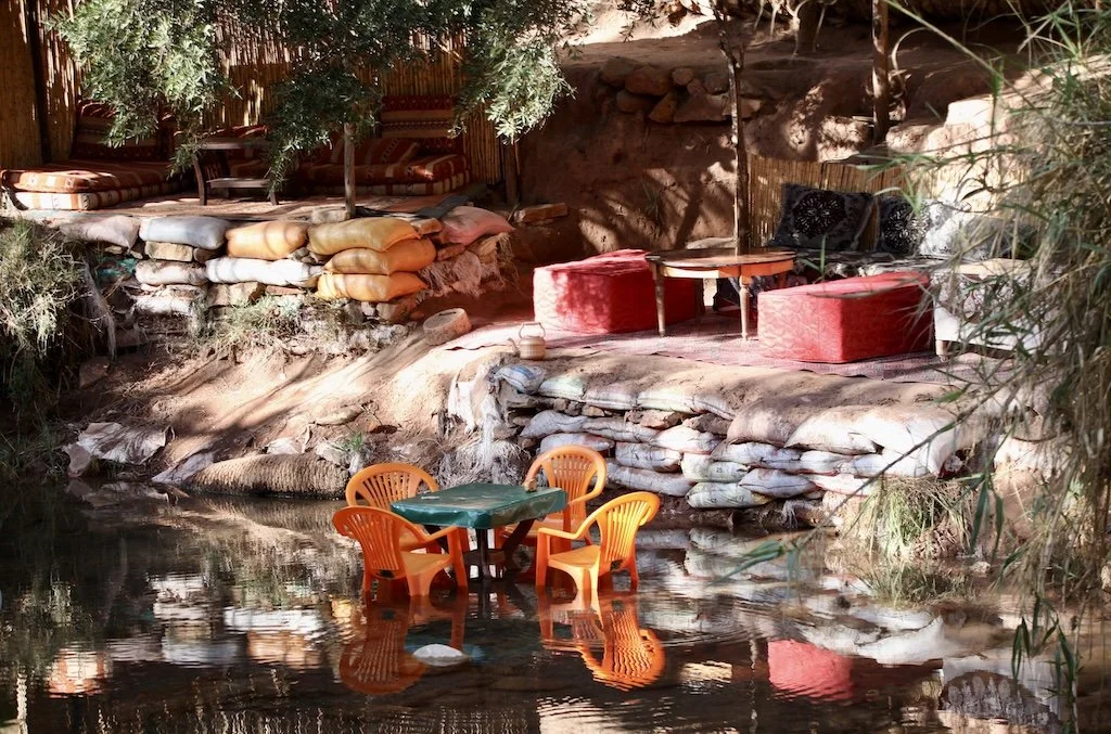 simple cafés in the water paradise valley