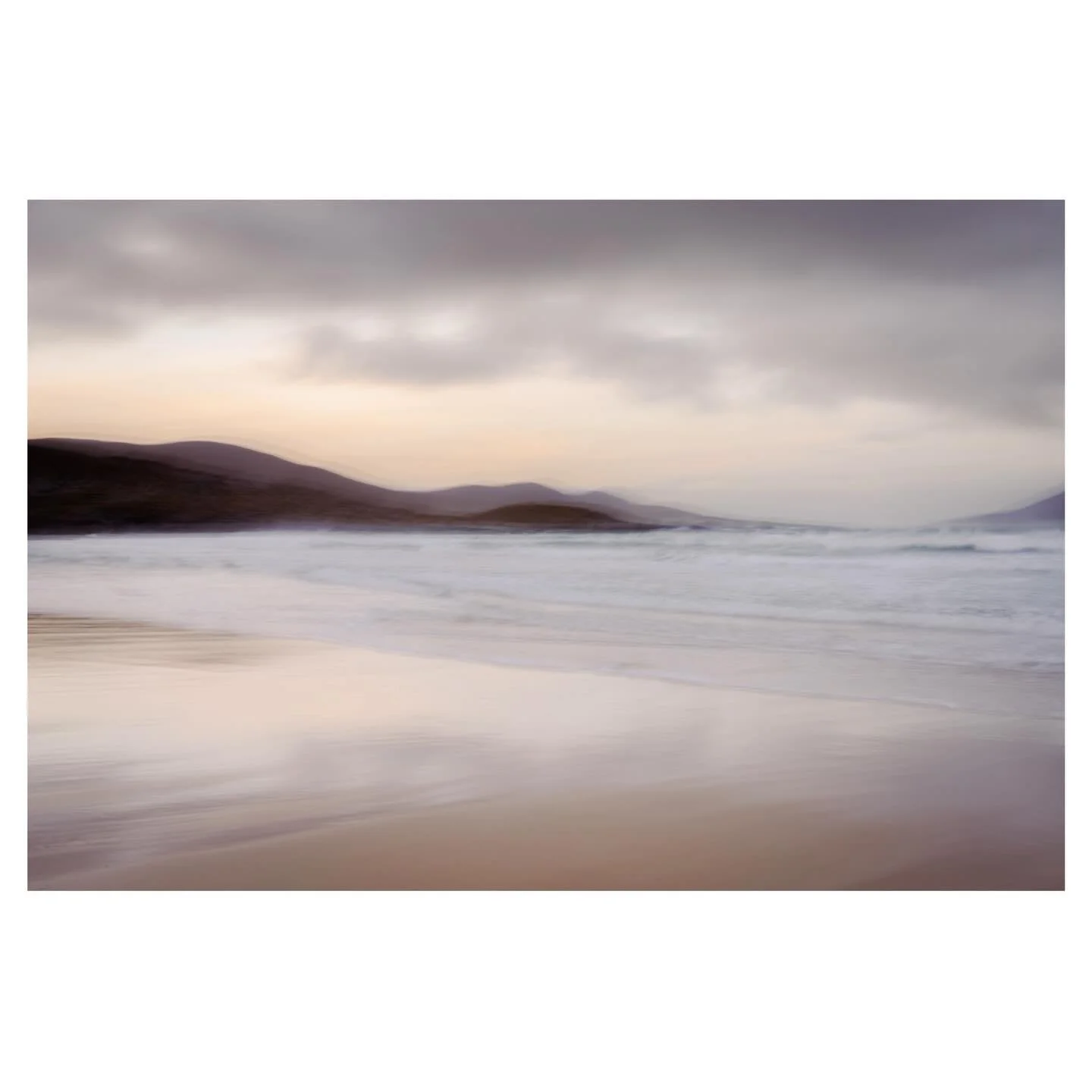 The quiet of sunrise&hellip;
.
.
.
#sunrise #isleofharris #coastal #seascape