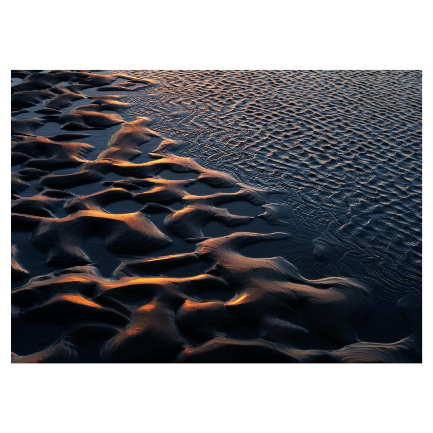 Coastal designs&hellip;golden hour doing what it does best. 
.
.
.
.
#coastal #sandripples #sandpatterns #ripples #goldenhour