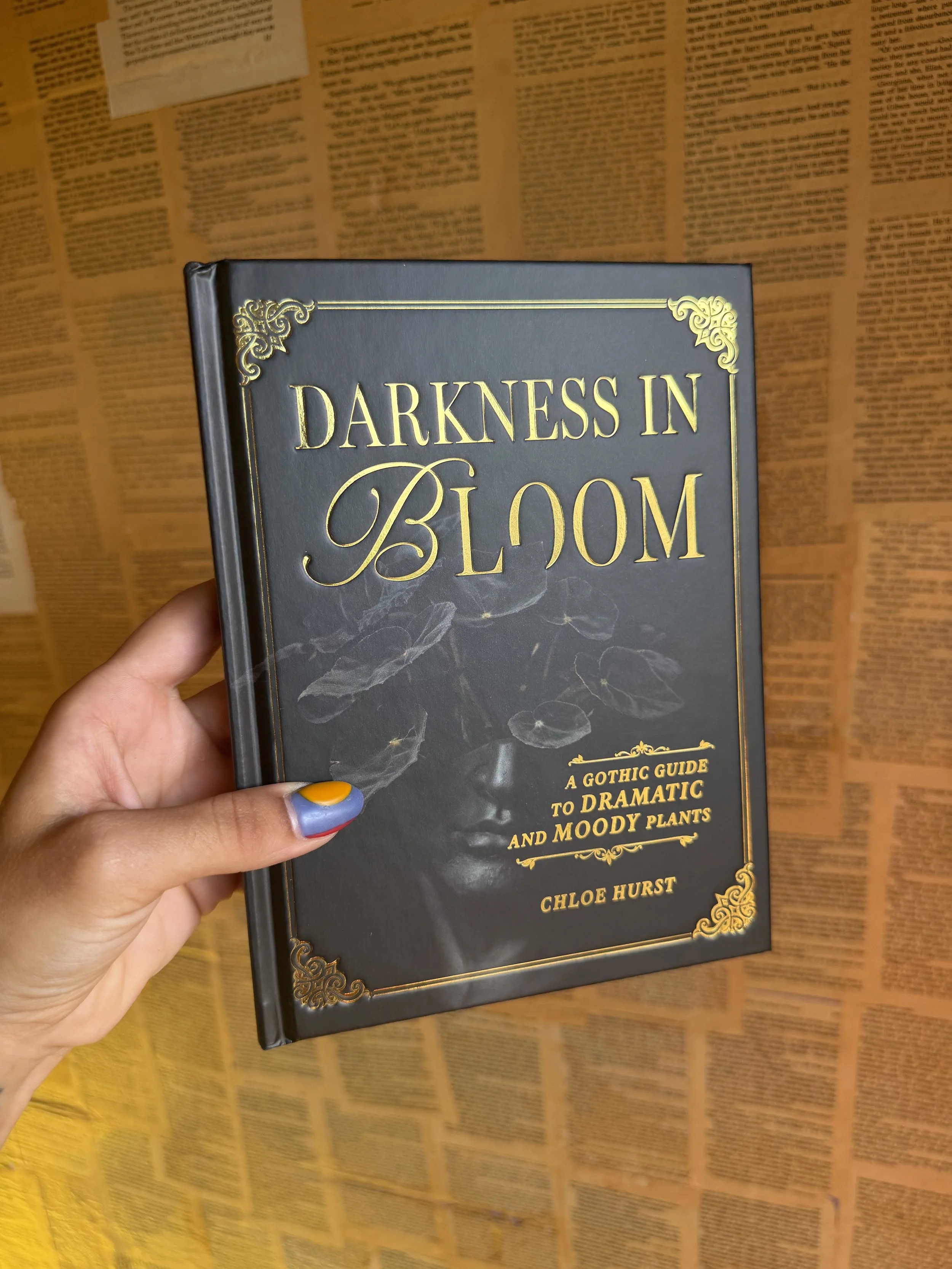 Darkness In Bloom: A Gothic Guide To Dramatic And Moody Plants - Chloe Hurst