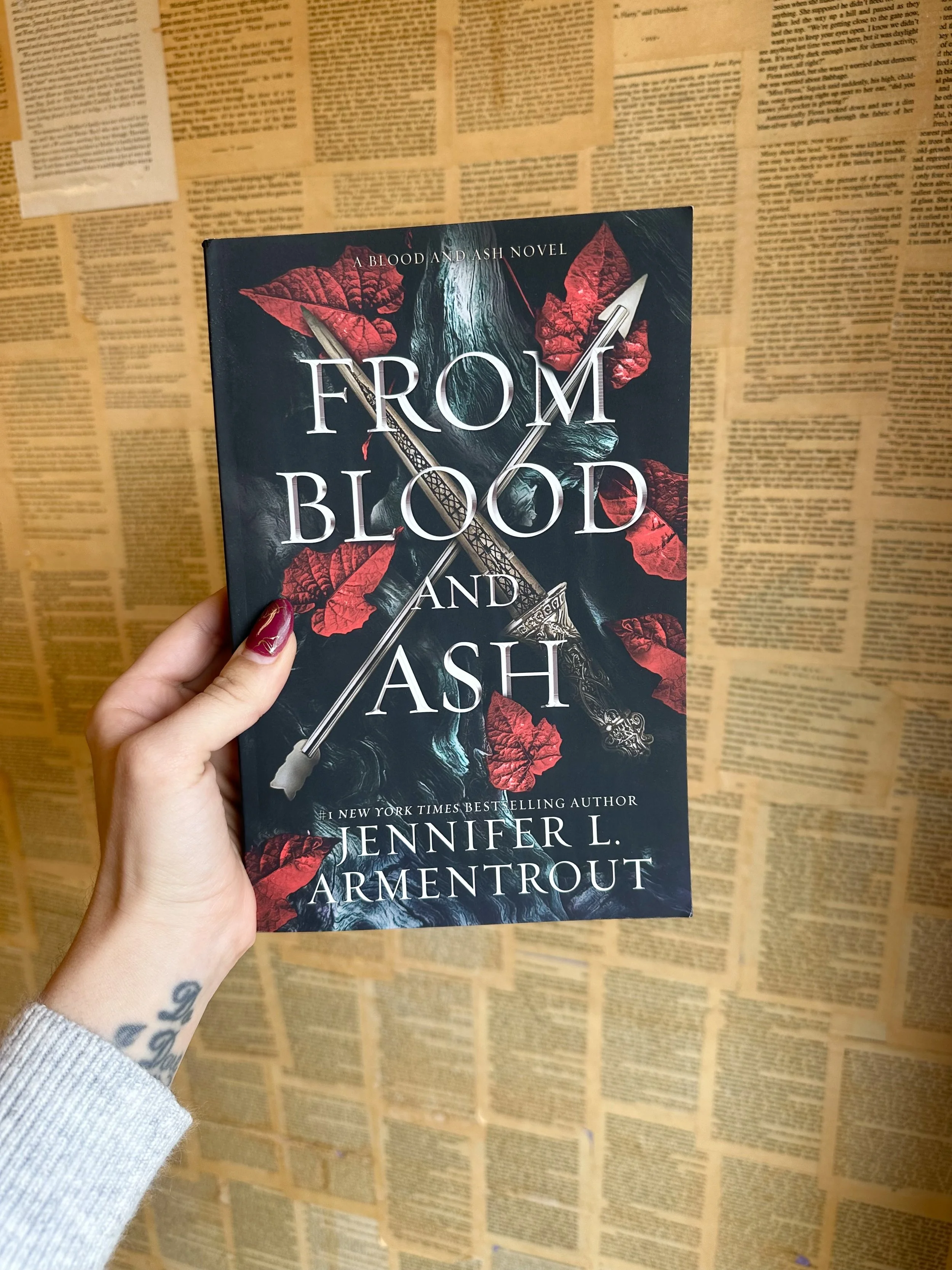 From Blood and Ash - Jennifer L. Armentrout