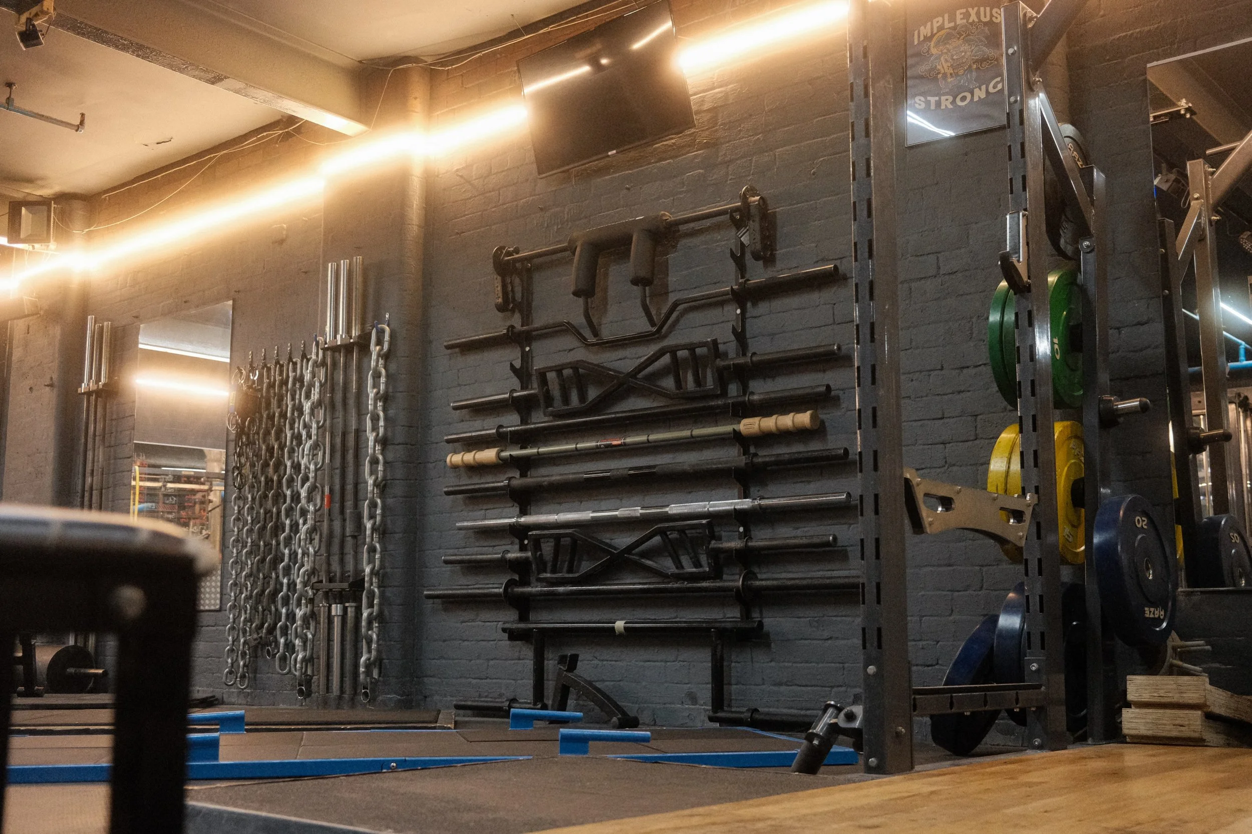 Did you know we have more barbells than there is weeks in a year! 

53 barbells 🥶 

From all different companies: Eleiko, Rogue, AOA, Kabuki, Strength Shop, Texas, Watson, Bandbell, mirafit, raze, Ram and the list goes on. 

3x Safety squat bars
2x 