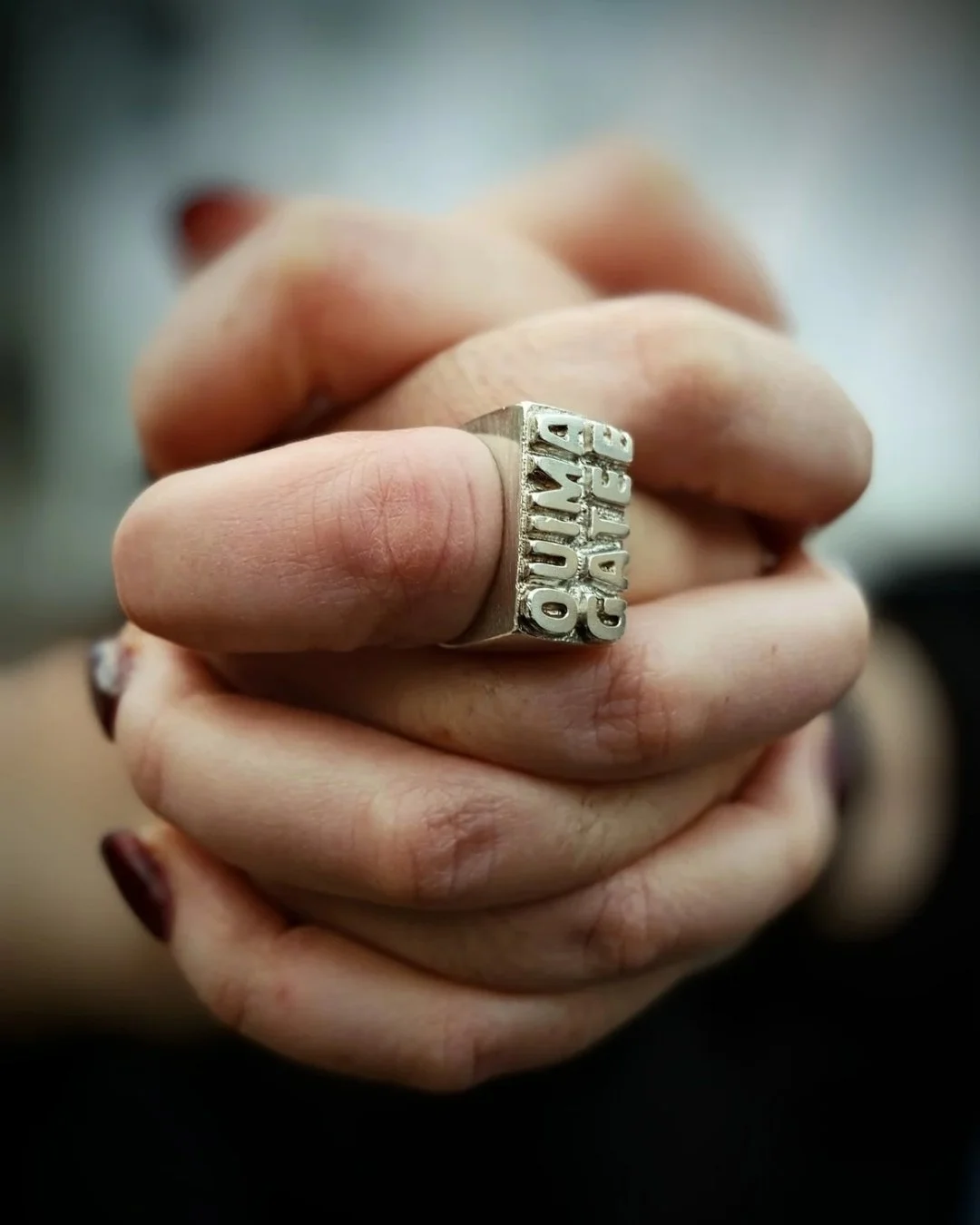 Ici on c&eacute;l&egrave;bre l entr&eacute;e du mot dans le dictionnaire !

Pour ceux et celles qui aiment dire oui, sans oublier d y mettre l'accent🤌 

Disponible en dor&eacute;e sur demande.

#bague #bijouxpersonnalises #artisanat #bijouxargent #c