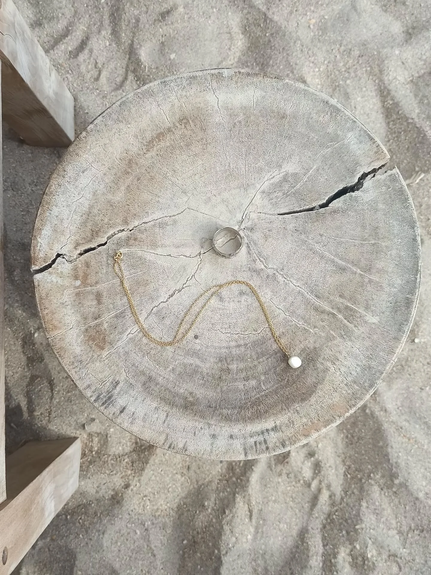 Bijouterie dump avant la fin de l'&eacute;t&eacute;

☀

____

#atelierbijoux #bijouteriefran&ccedil;aise #jewelerslife #bijouxuniques #maideinfrance #creationartisanale #joailleriecontemporaine #coulisseatelier