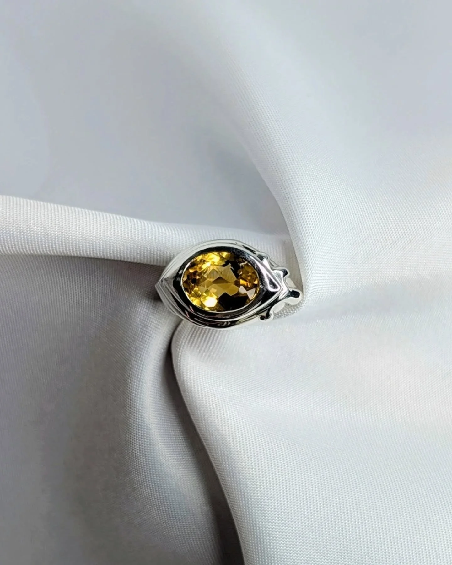 Tout juste sorti de l'atelier, le projet de Michel a &eacute;t&eacute; un beau d&eacute;fi. 

Cr&eacute;er un bijou sur mesure n&eacute;cessite du temps. Du temps pour &eacute;changer, proposer de nouvelles id&eacute;es et vous inspirer &agrave; trav