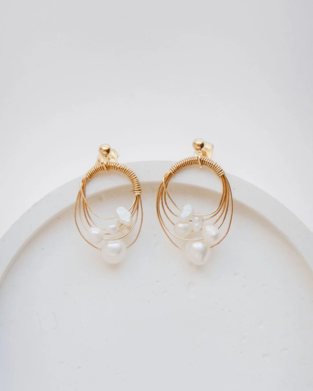 Zoom sur les boucles d oreilles SUBLIME.

Gold filled, perles de culture.

_

Mod&egrave;le : @karputova.daria 
Muah : @alwinenogier
_

#bijouxmariage #bijouxmariees #weddingjewellery #bouclesdoreillemariee #bouclesdoreillesmariage #boucledoreilledor