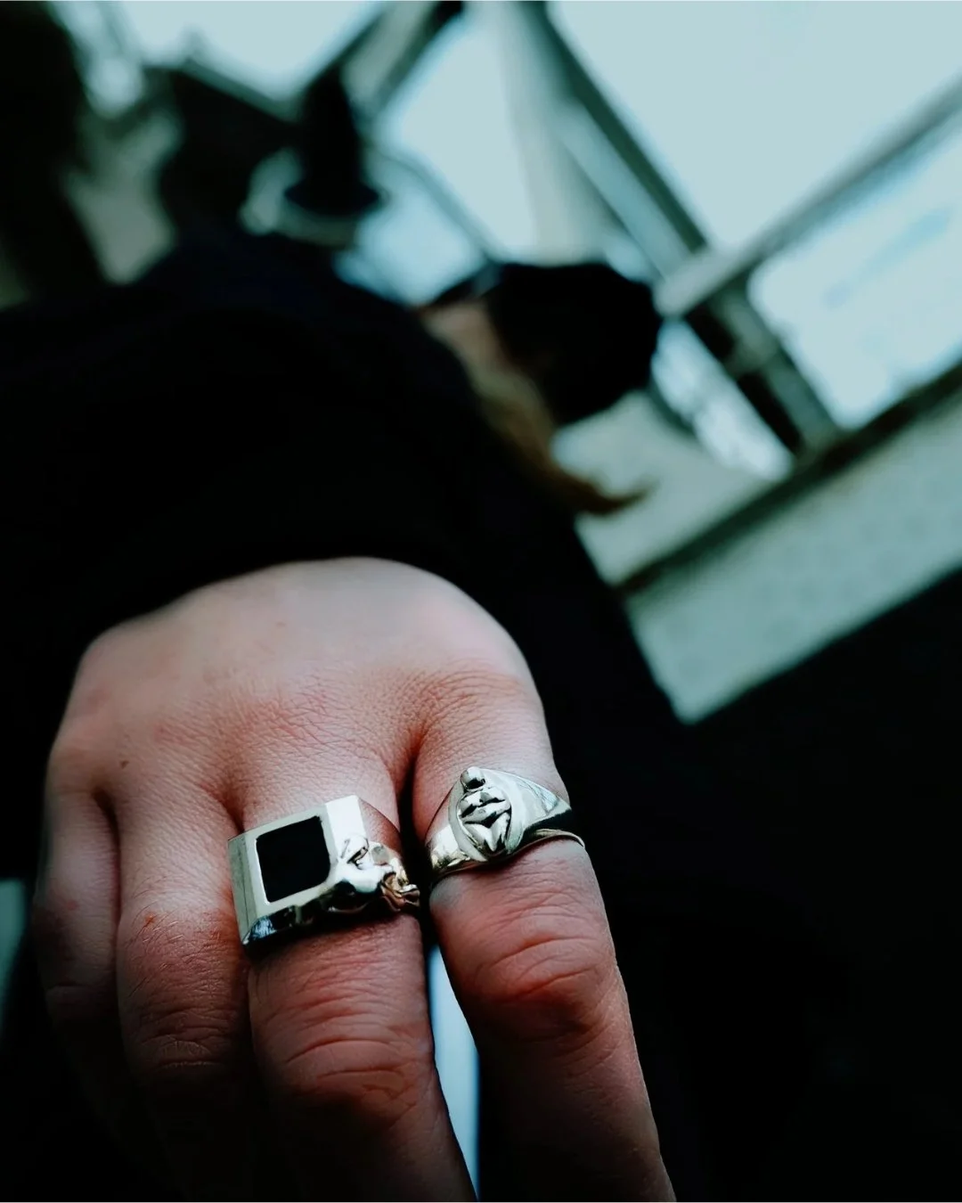 La chevali&egrave;re SOLEIL NOIR est fa&ccedil;onn&eacute;e en argent 925 et r&eacute;sine.

En son centre, un carr&eacute; r&eacute;gulier et poli &eacute;voque spontan&eacute;ment l&rsquo;ordre. Cette forme g&eacute;om&eacute;trique contraste avec 