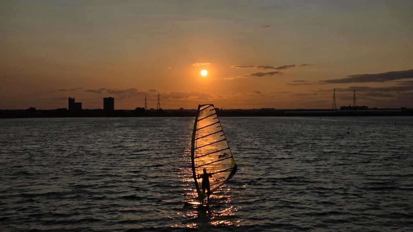 Evening surfs #kgsc #kinggeorgesc #windsurfing #windsurfer #windsurfinglondon