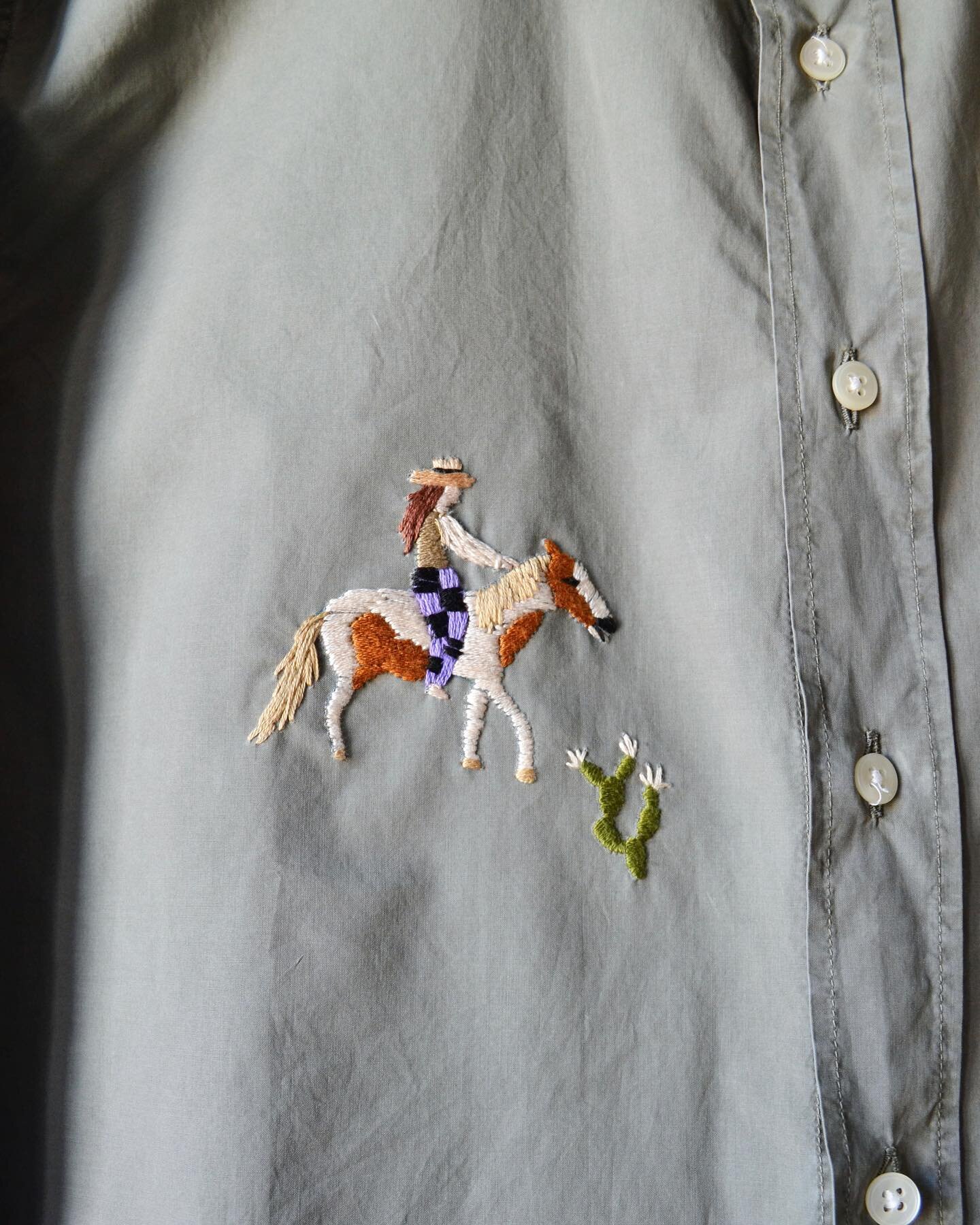 New overshirt inspired by the beautiful roads leading to Comporta and the Alentejo region with the riding nomad girl. 

Hand-embroidered by Carla in our homemade atelier based in Lisbon. 

One-of-a-kind ! This piece was upcycled and re-purposed from 