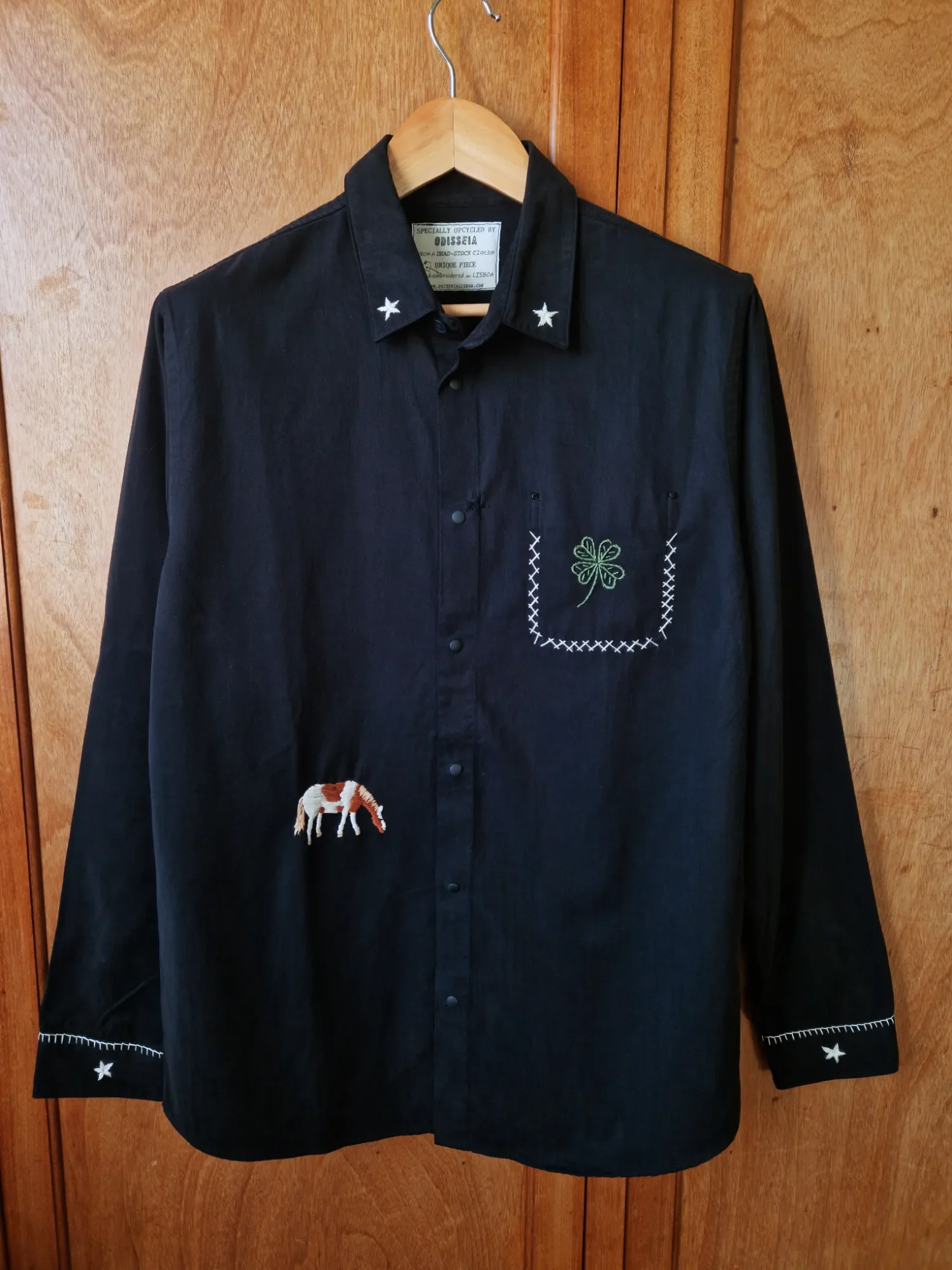 black-shirt-horse-glover-embroidery-general.webp