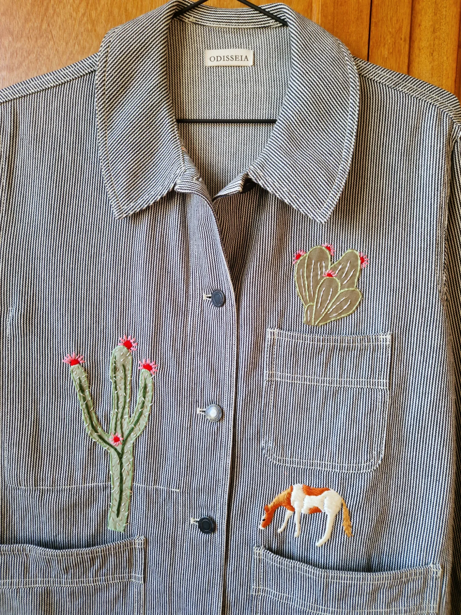 jacket-cactus-embroidery-detail3.webp