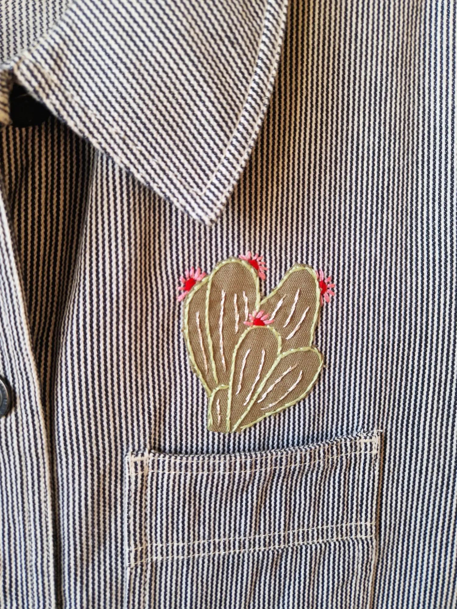 jacket-cactus-embroidery-detail1.webp