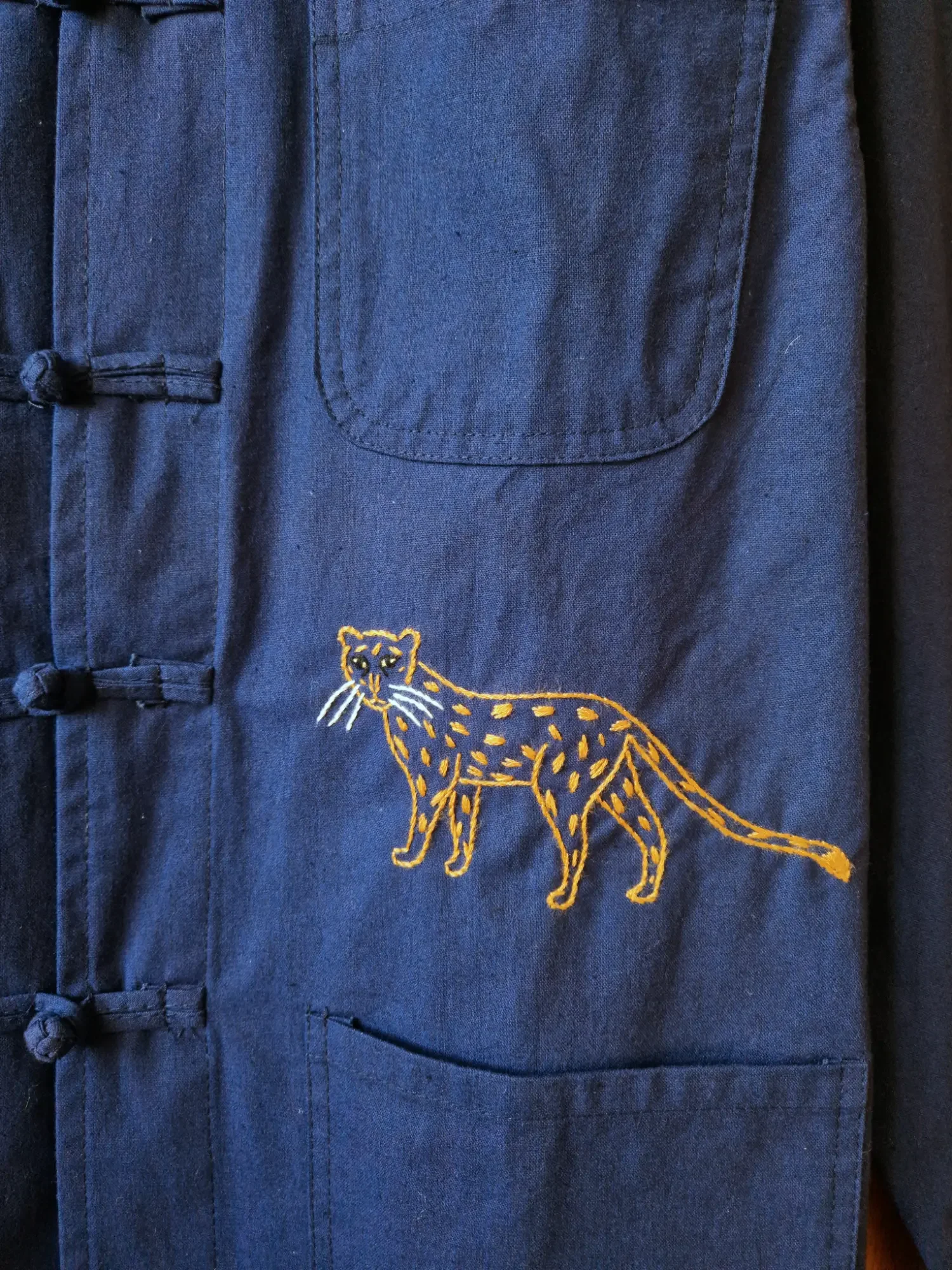 bleu-de-travail-broderie-tigre-detail4.webp