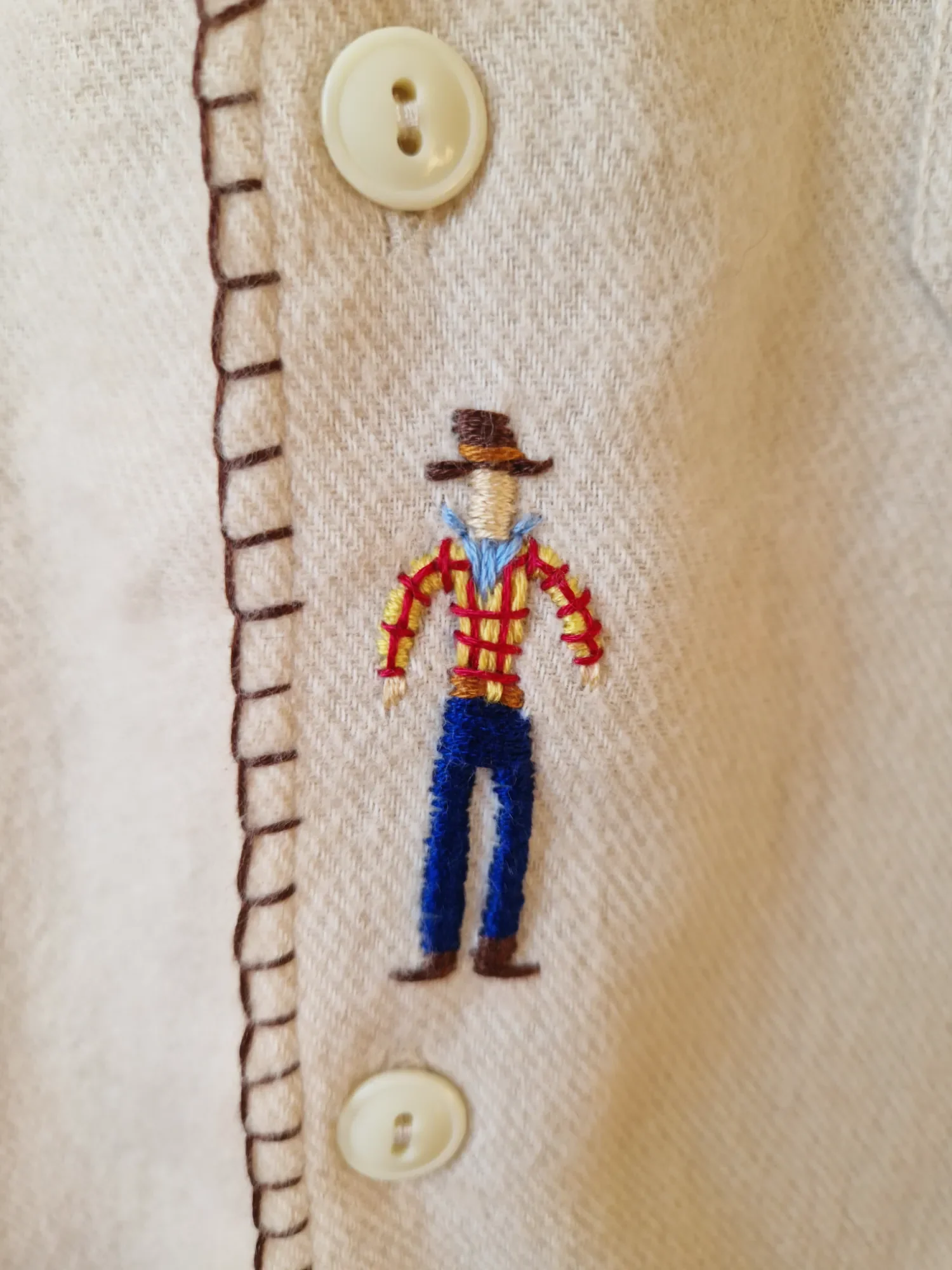 shirt-cow-boy-embroidery-detail.webp