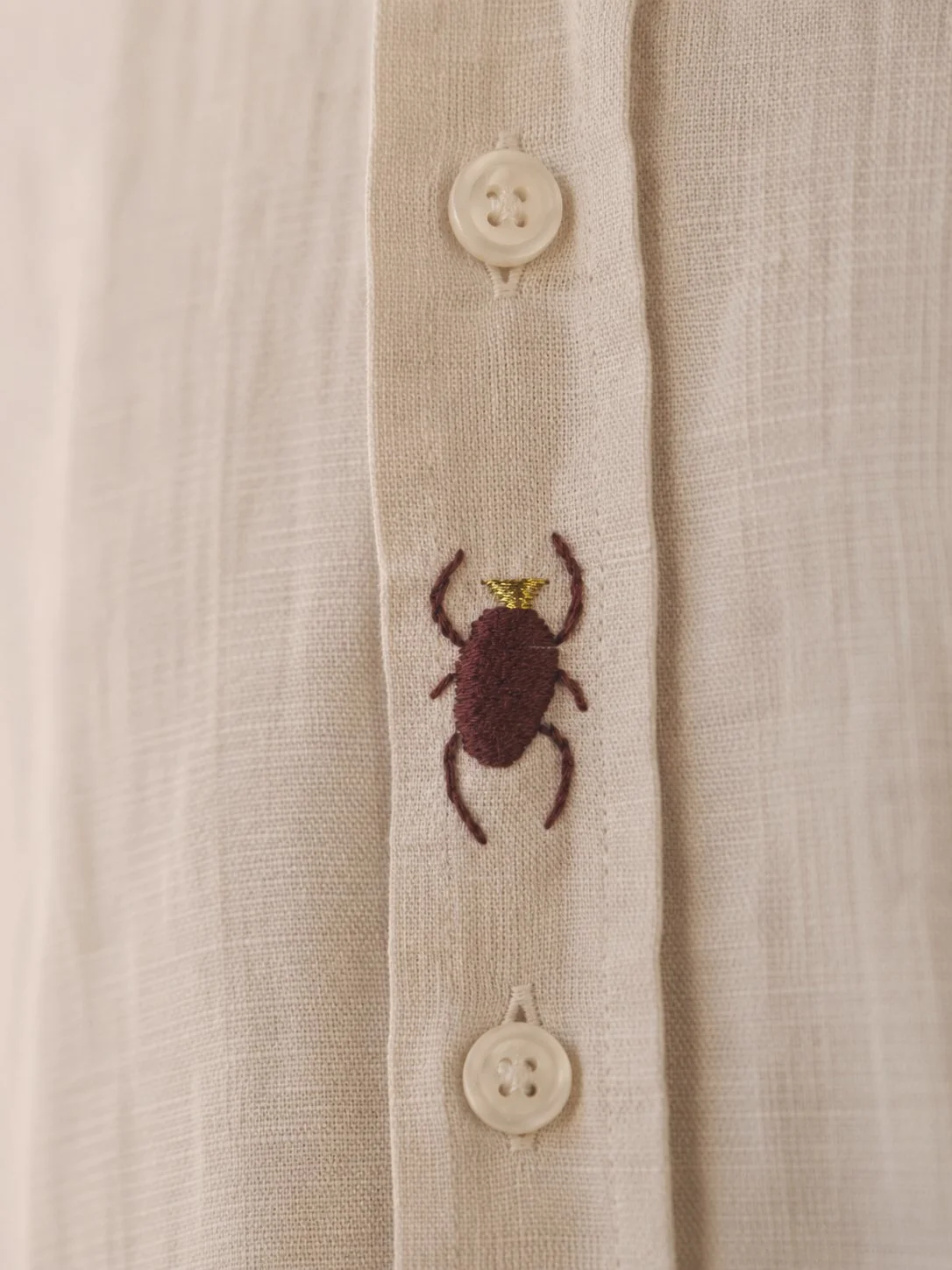 chemise beige cafard.jpg