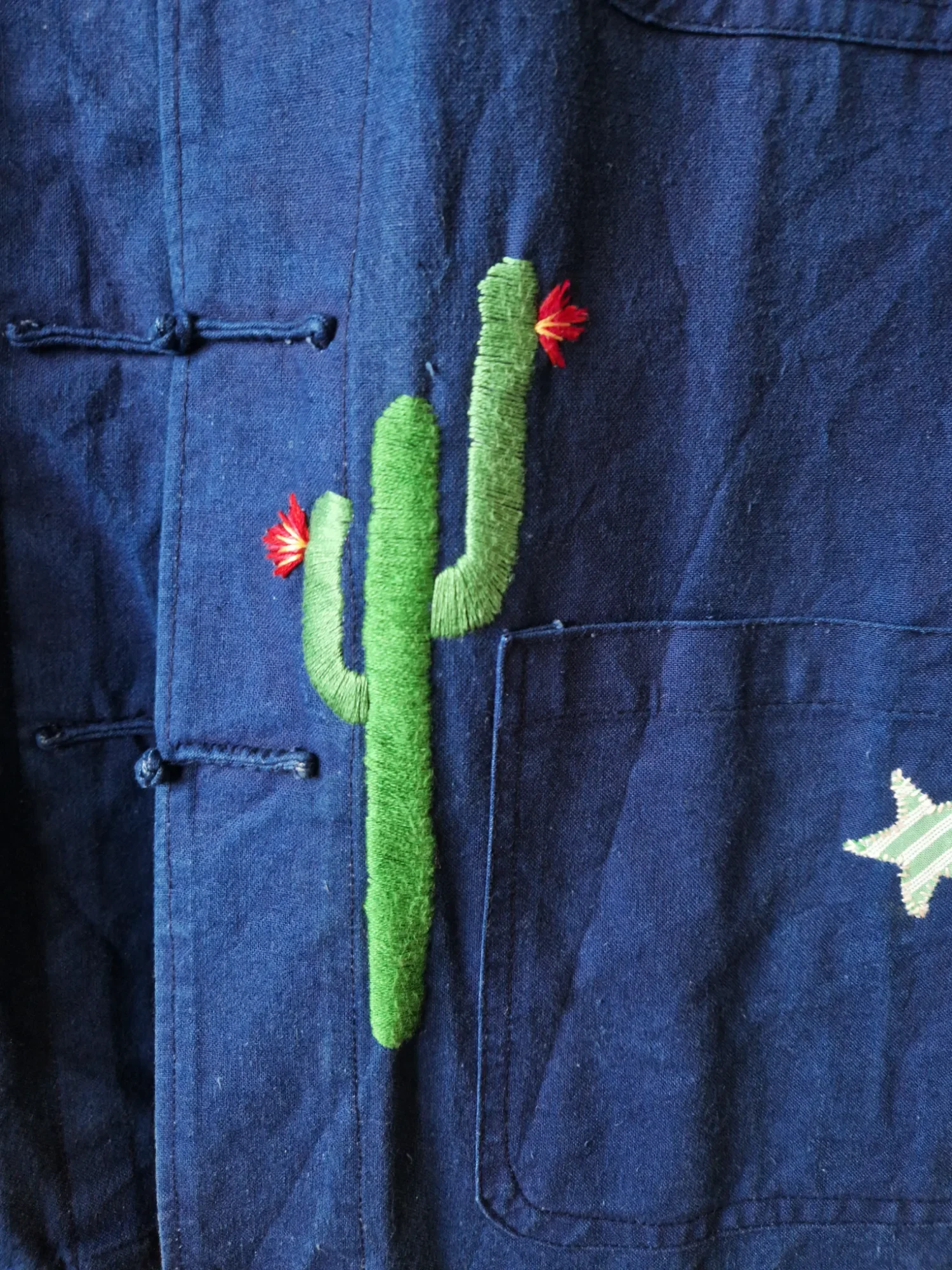 bleu-de-travail-broderie-cactus-detail2.webp