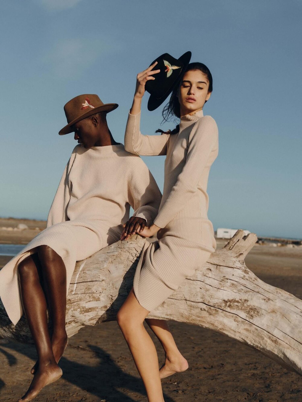 VAN PALMA - DAKOTA EMBROIDERED FELT HAT BLACK — La Muse Geneva display picture 3