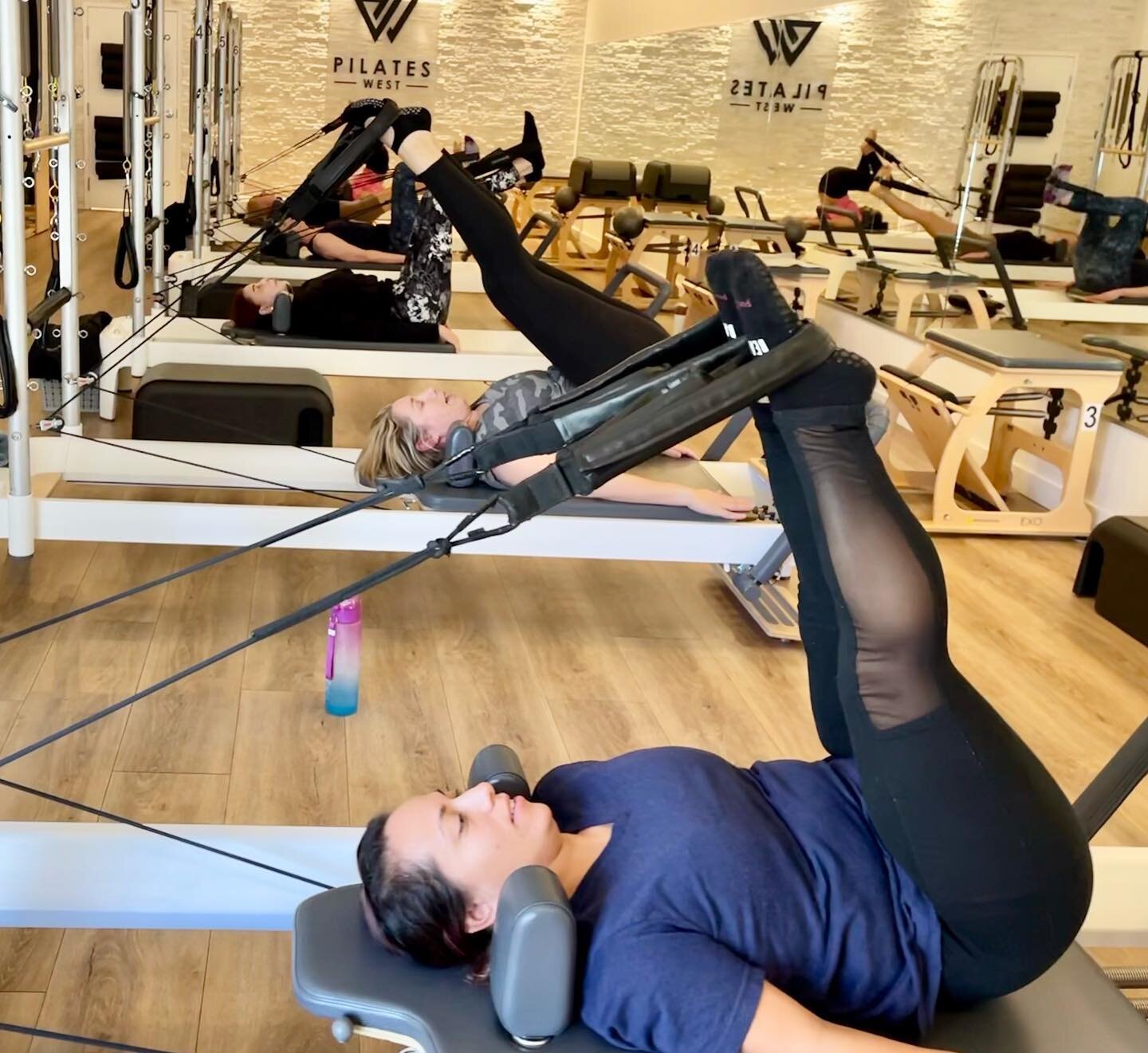 Love this photo because it demonstrates how everyone in a Pilates class at Pilates West moves at their own pace and level. 
Come to class, book a private or a duo with a friend/loved one❤️

#realpeople
#pilates #pilatesreformer #strongposture 
#swaus