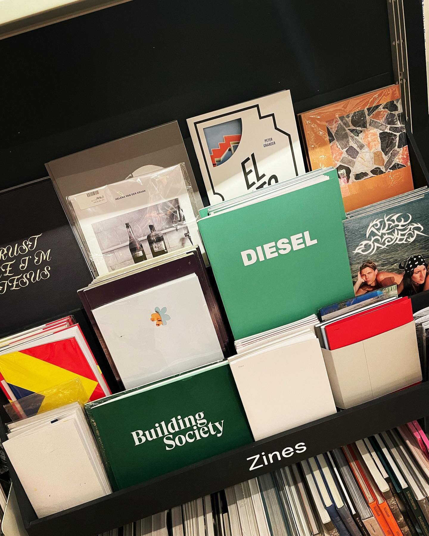 Ouf what a day chatting zines & paper stock & binding, thanks to @thephotographersgallery @stevemac65 @_dillythain_ & Janice for having us at a #FolioFriday zine special.
I was so busy chatting I did not take a single photo of the beauti