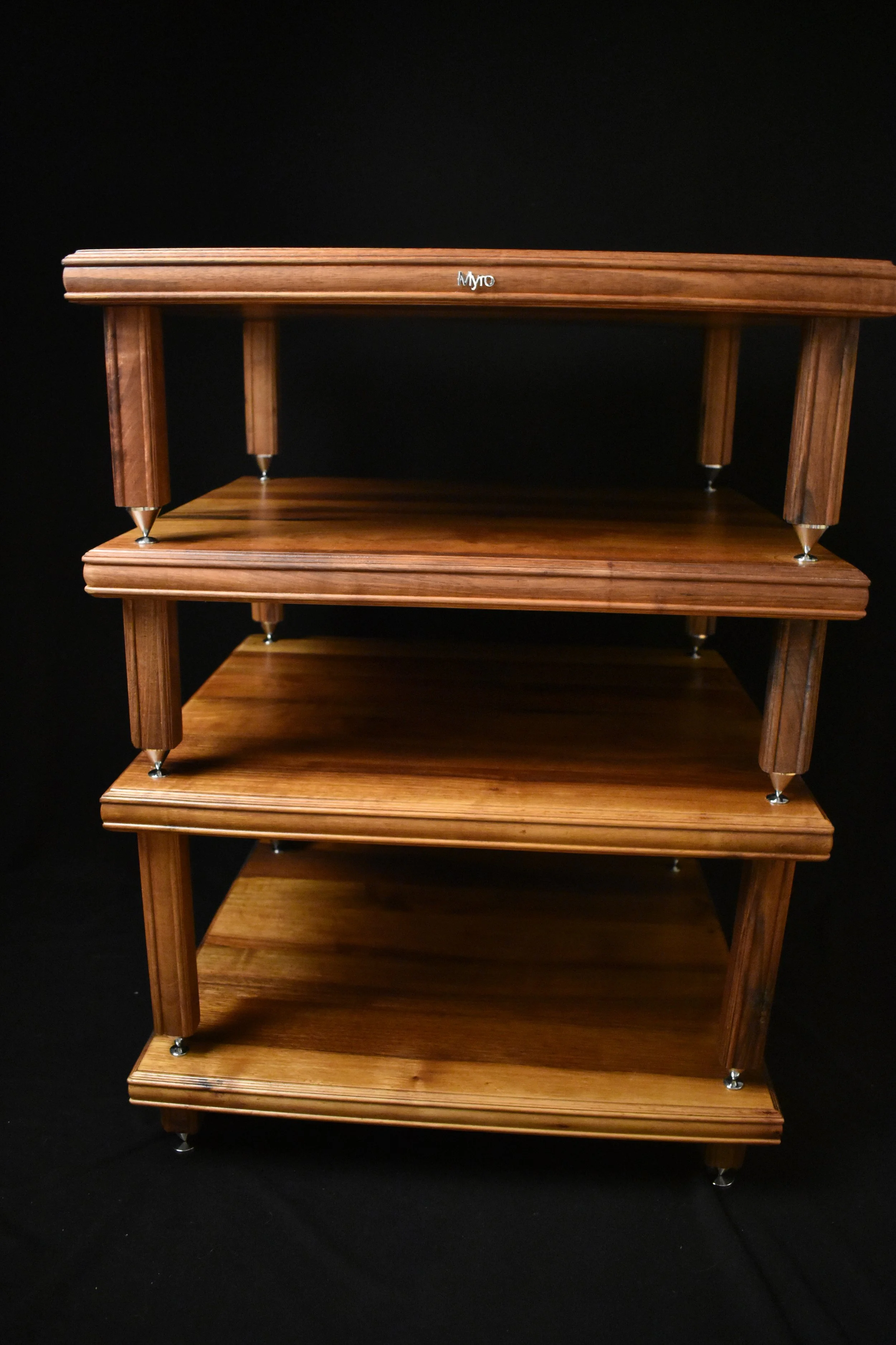 Klassisches Audio-Rack aus Nussbaumholz