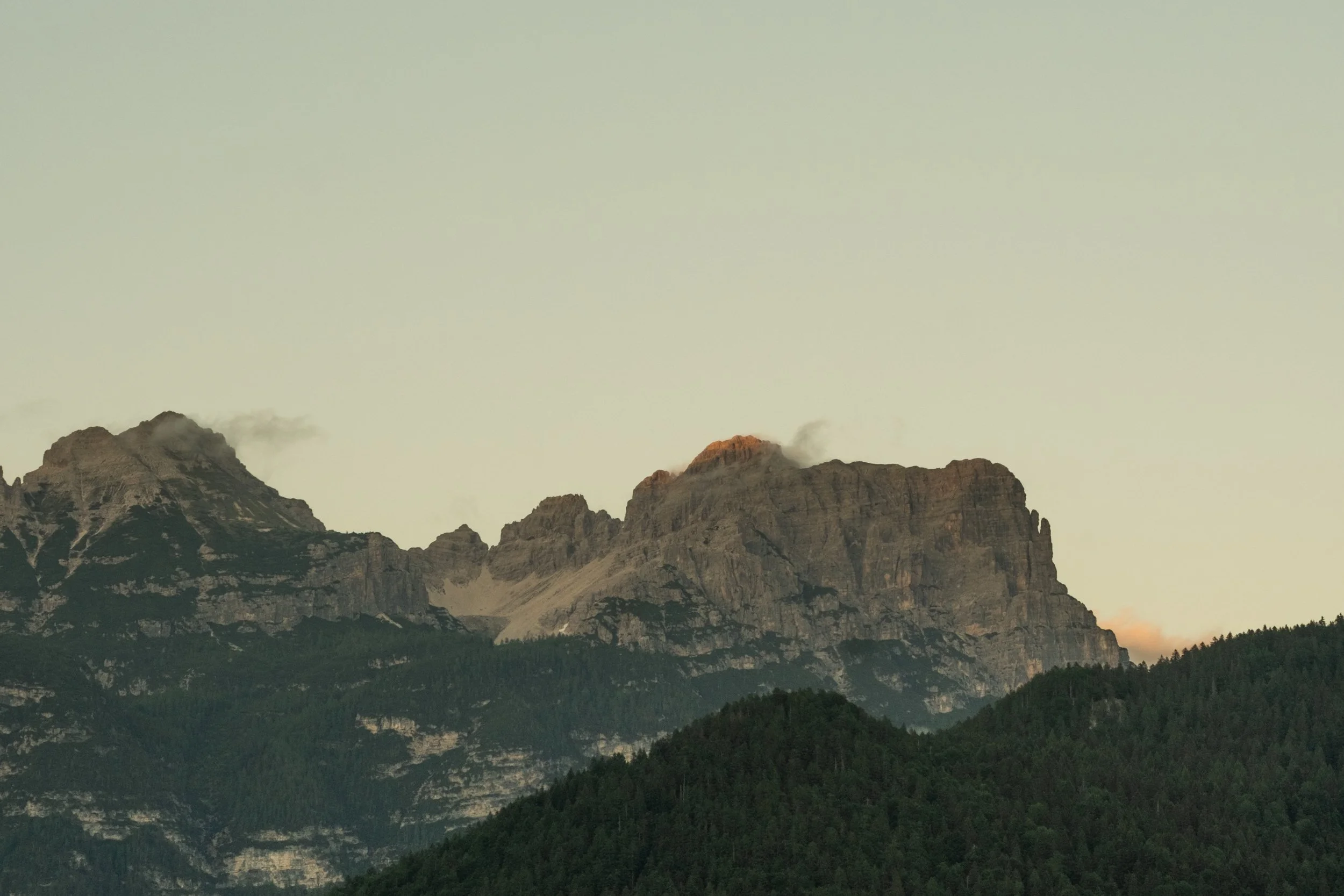 Montagnes rocheuses au coucher du soleil avec un ciel clair