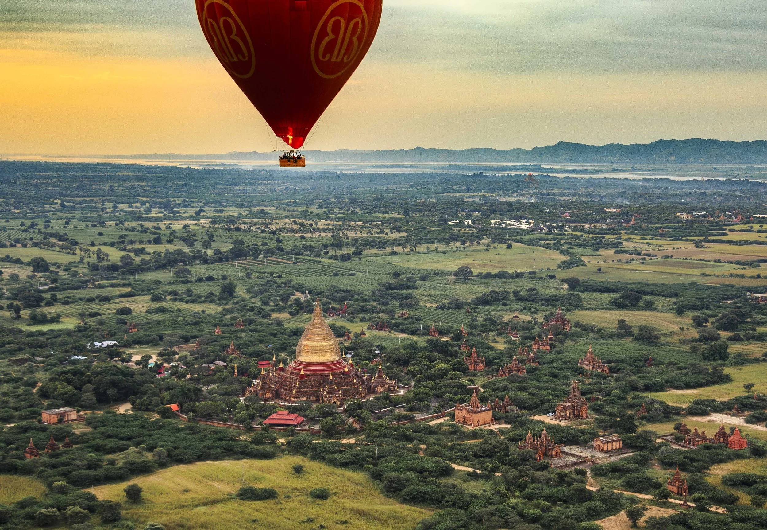 Balloons over Bagan-9274.jpg