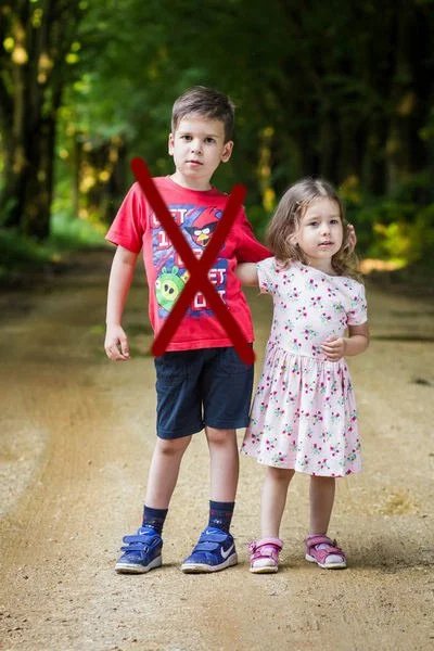 2 gyermek az erdőben családi fotózás közben.