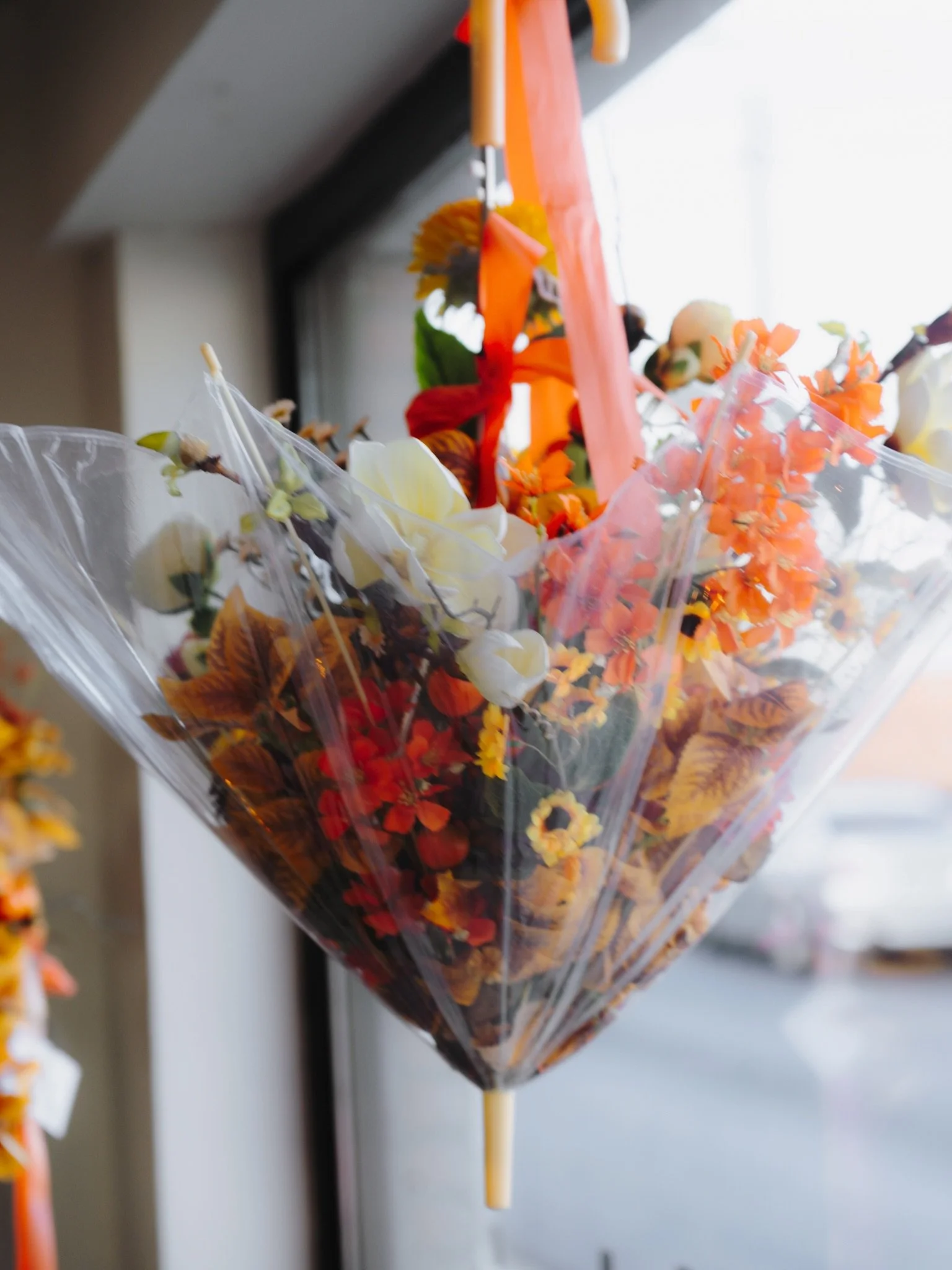 D&eacute;coration florale pour la vitrine de @tchouphair ☂️🌷