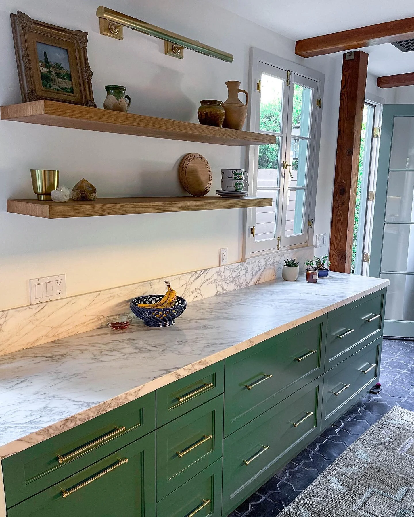 Do you prefer shelves or cabinets in your kitchen?

#kitchen #cabinet #shelves #whiteoak  #green