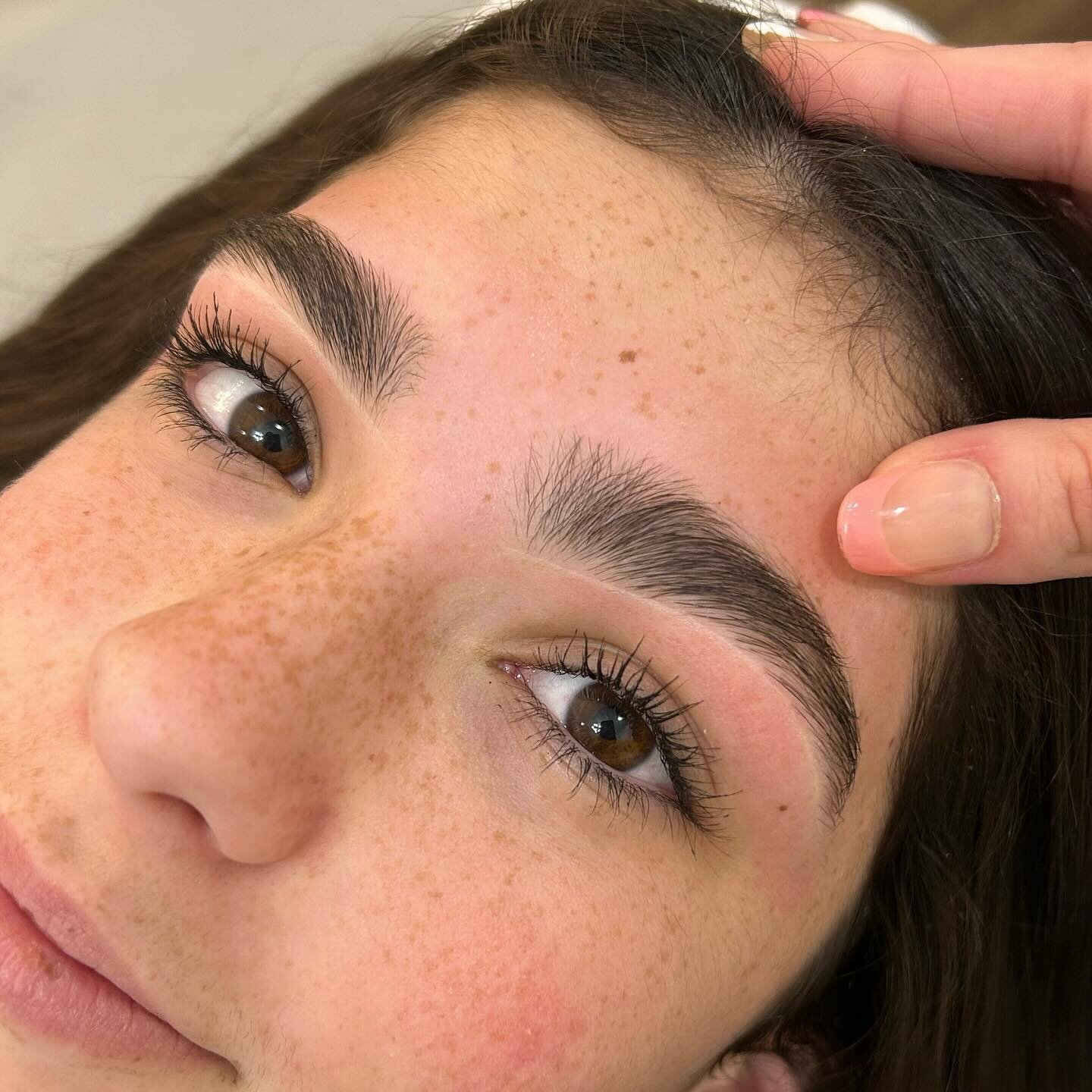 Brow Shaping w/ highlight for this beauty🧚🏼✨

Prebook your vday wax💌 link in bio

#browshaping #jaxbrows #browartist #italwax #trending #stjohns
