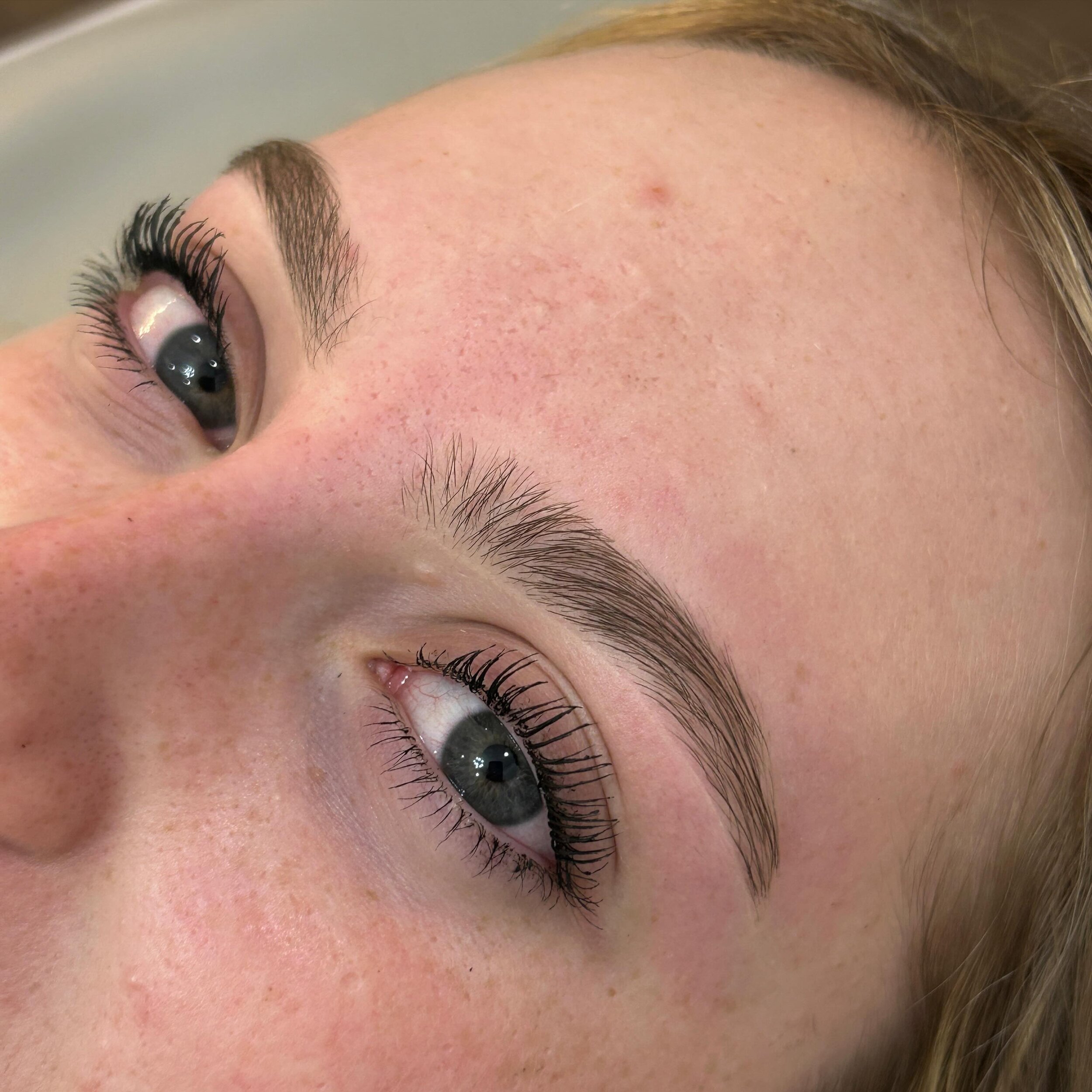 She prom ready✨💅🏼
We did a light clean up underneath and around her brows, follwed by some trimming. Its amazing what a simple brow wax can do!

April and May is filling up for prom and graduation szn👩🏼&zwj;🎓 Book ahead online or in person🤍

Pr