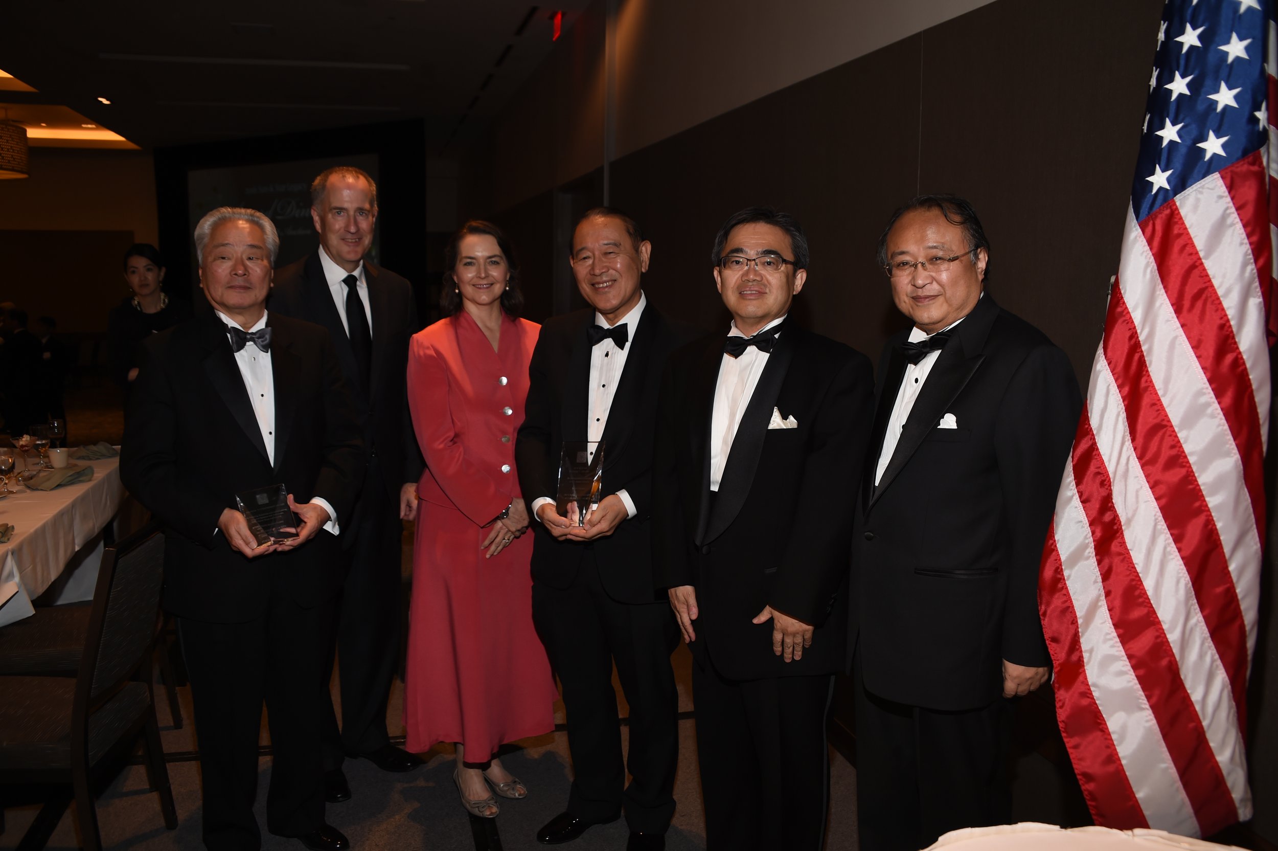 Honorees Harvey Yamagata Pres FWJS and Sean Donohue CEO DFE ad Elaine Browing Pres JASDFW and Japanese Ambassador Ichiro Fujisaki.jpg