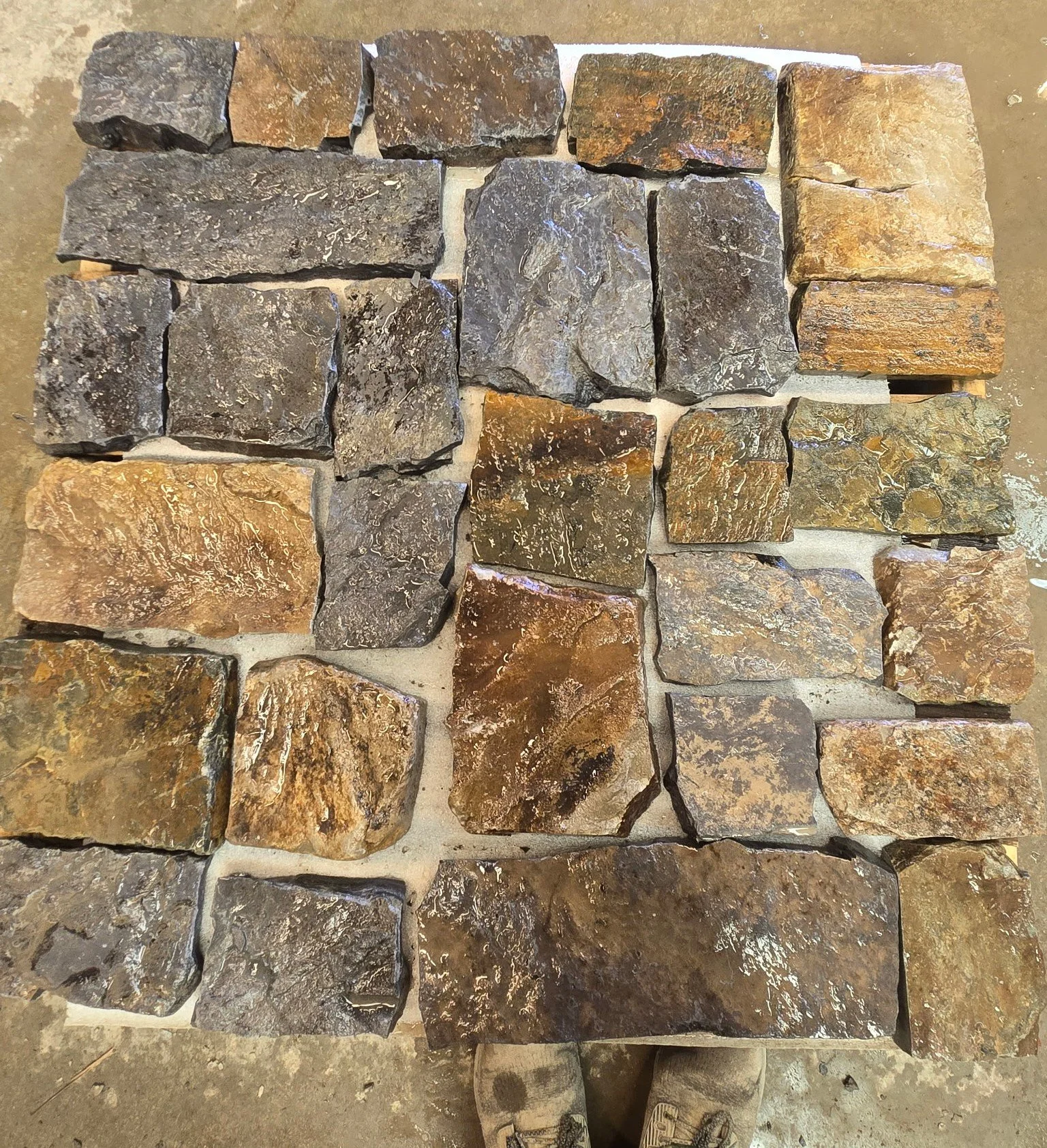 Mosquito Creek veneer washed 1 single layer about 13.4 SQFT. This is our custom blend of Grey Mountain, Sage Hill, and Elk Mountain.