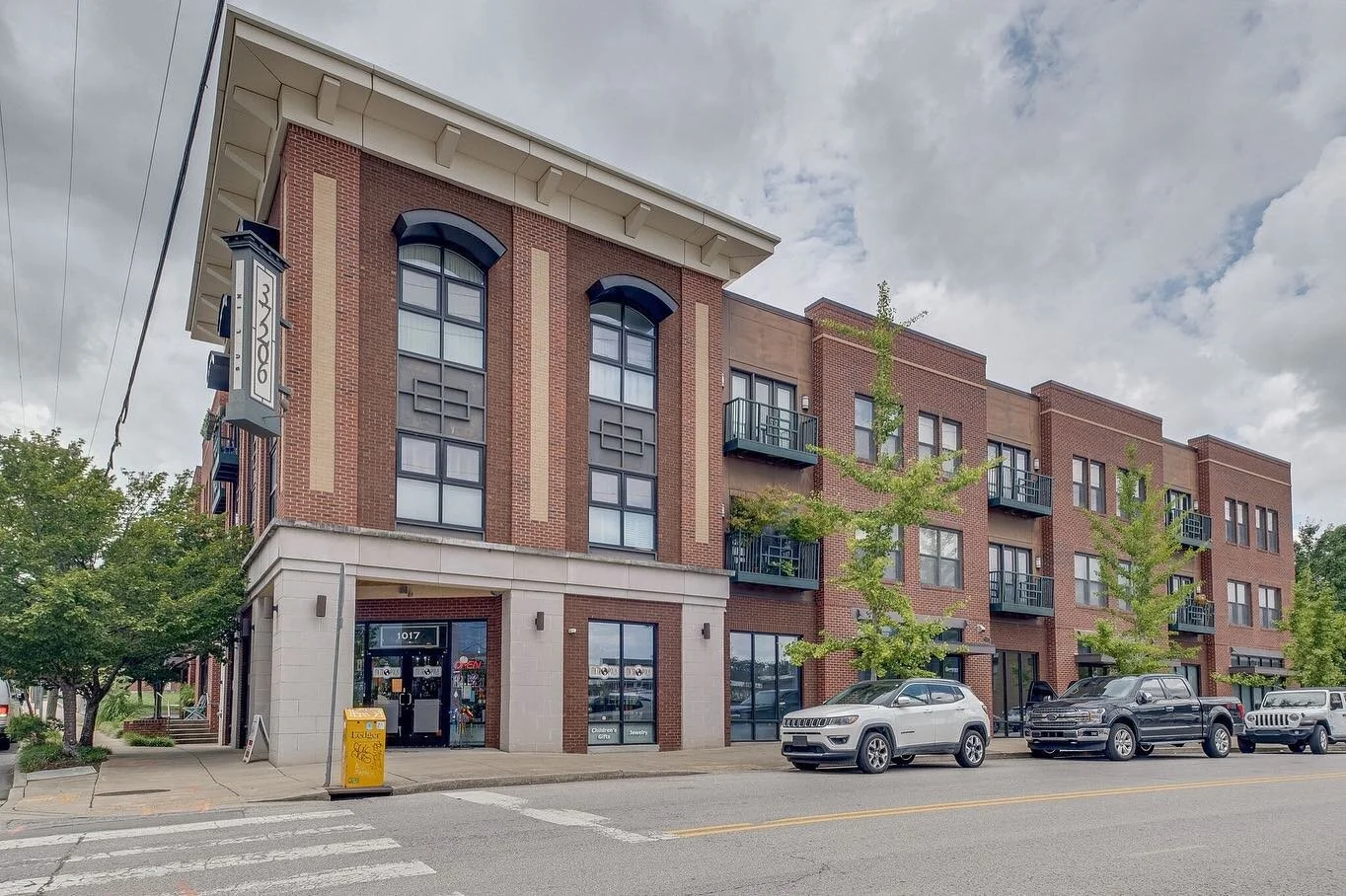 ✨UNDER CONTRACT!✨So happy for my client on his new investment property! We beat out five offers to secure this Fatherland St condo - one of my favorite streets in East Nashville! 💪🏼

Thank you for trusting me through this process! 🥂

#fridrichandc