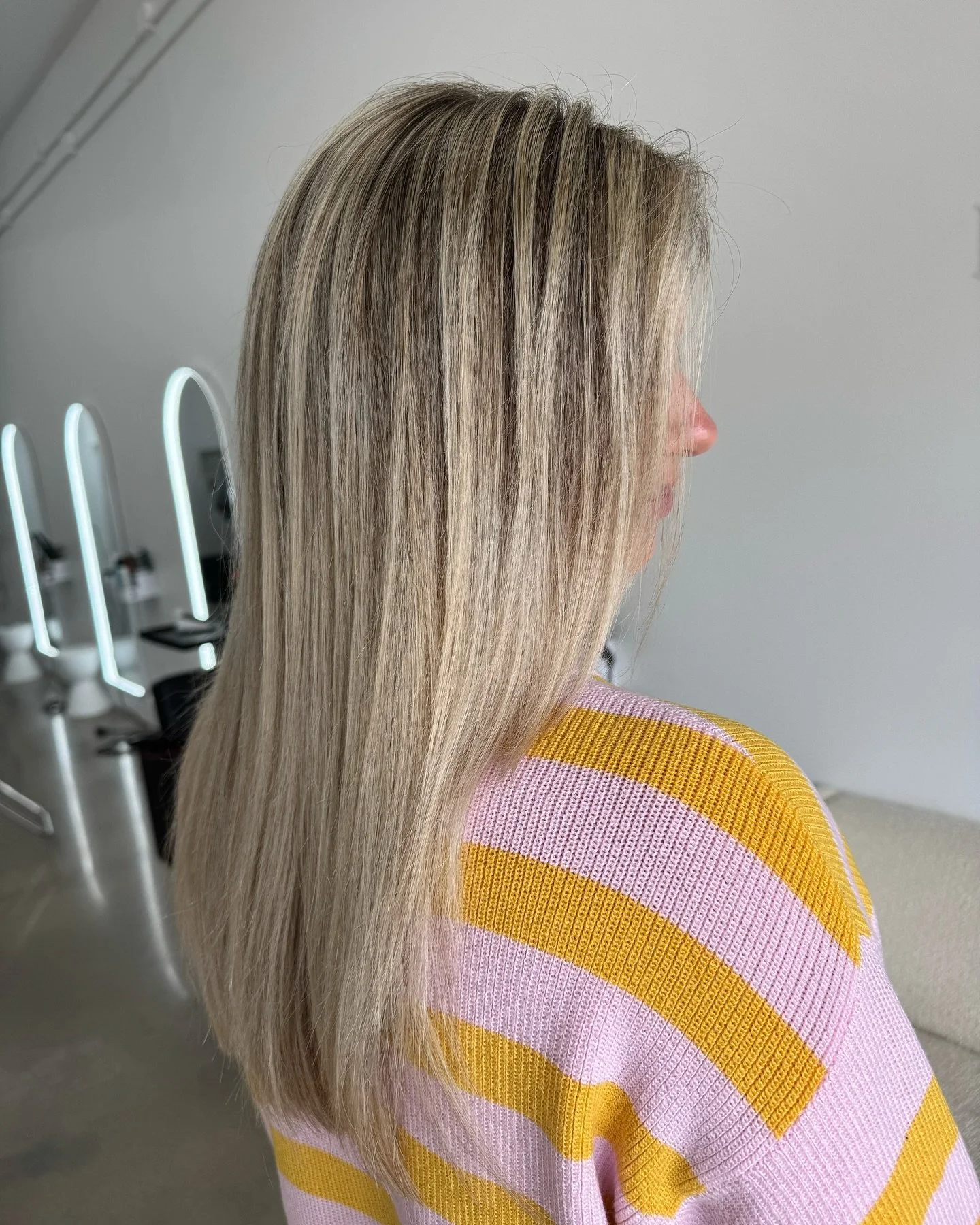 ✨Effortless, dimensional, and grows out like a dream✨

This blonde was made for the busy woman who wants to look polished without living in the salon.

Low maintenance color = more freedom, fewer appointments, and hair that still turns heads 💁🏼&zwj