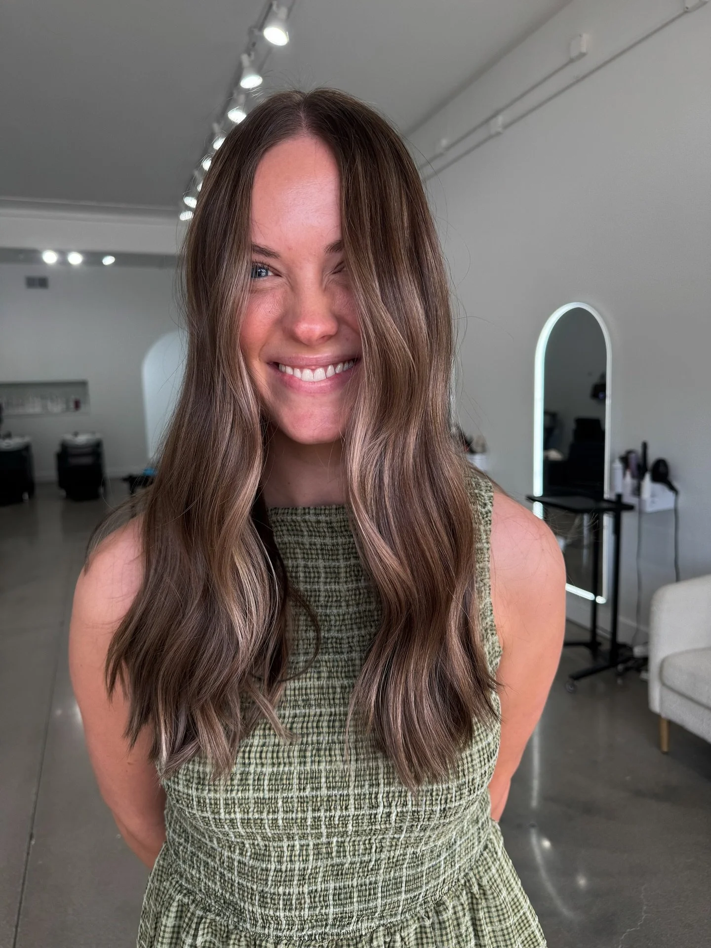 It&rsquo;s lowlight szn 🤎 One of the best parts of fall is embracing the darker rich colors which means even less maintenance than your low maintenance blonde 😎

Click the link in bio to book🌟

#417 #417land #417hair #417blonde #417brunette #417ba