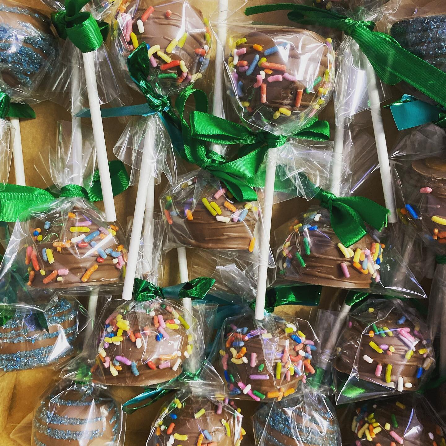 Happy St. Patrick&rsquo;s Day ☘️ + Aloha Friday! Have a wonderful, safe + fun weekend ahead. I&rsquo;m hoping to get some vitamin 🌊 ☀️ 🏝️ + sandy buns lol.
.
.
.
M A H A L O for all your orders this week + weekend. #blessed #cymz_sweet_kre8tionz #m