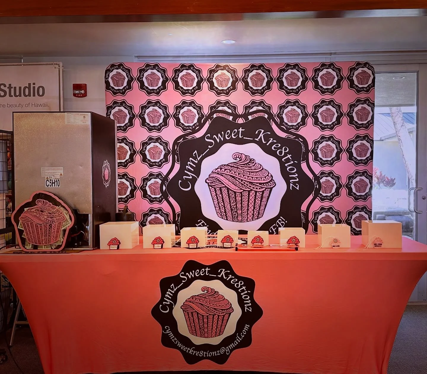 MAUI&rsquo;S BOSS BABE DESSERT QUEEN HAS ARRIVED all set up! She looks STUNNING 🤩 
&mdash;&mdash;&mdash;&mdash;&mdash;&mdash;&mdash;&mdash;&mdash;&mdash;&mdash;&mdash;&mdash;&mdash;
Made in Maui County Festival starts today! @madeinmauicountyfestiva