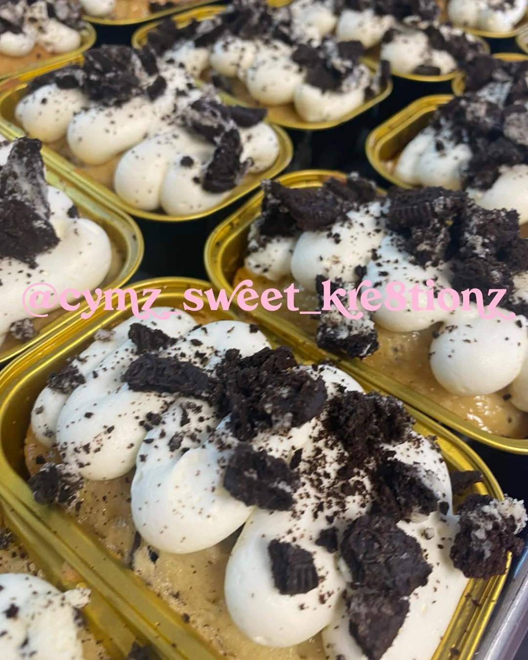 Mini Vanilla Oreo Tres Leches Cake- vanilla vanilla oreo cake baked from scratch , a sweet milky  cream soak, then a hand piped whipped cream cheese layer of frosting with crushed Oreo&rsquo;s to complete her 👀 

Soooooooooo good, I mean if this fla