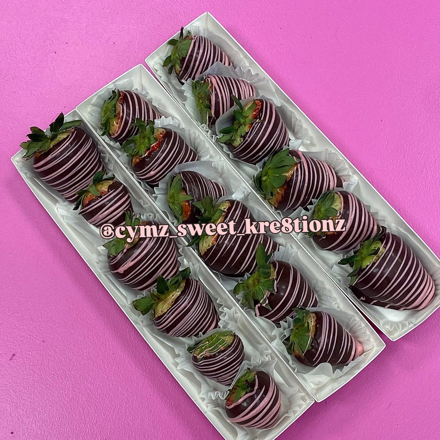 Chocolate-dipped strawberries, but make them Cymz Sweet Kre8tionz 🍓✨

Fresh, juicy strawberries hand-dipped in rich chocolate and finished with our signature pink drizzle &mdash; sweet, elegant, and made to impress.

Perfect for gifting, date nights