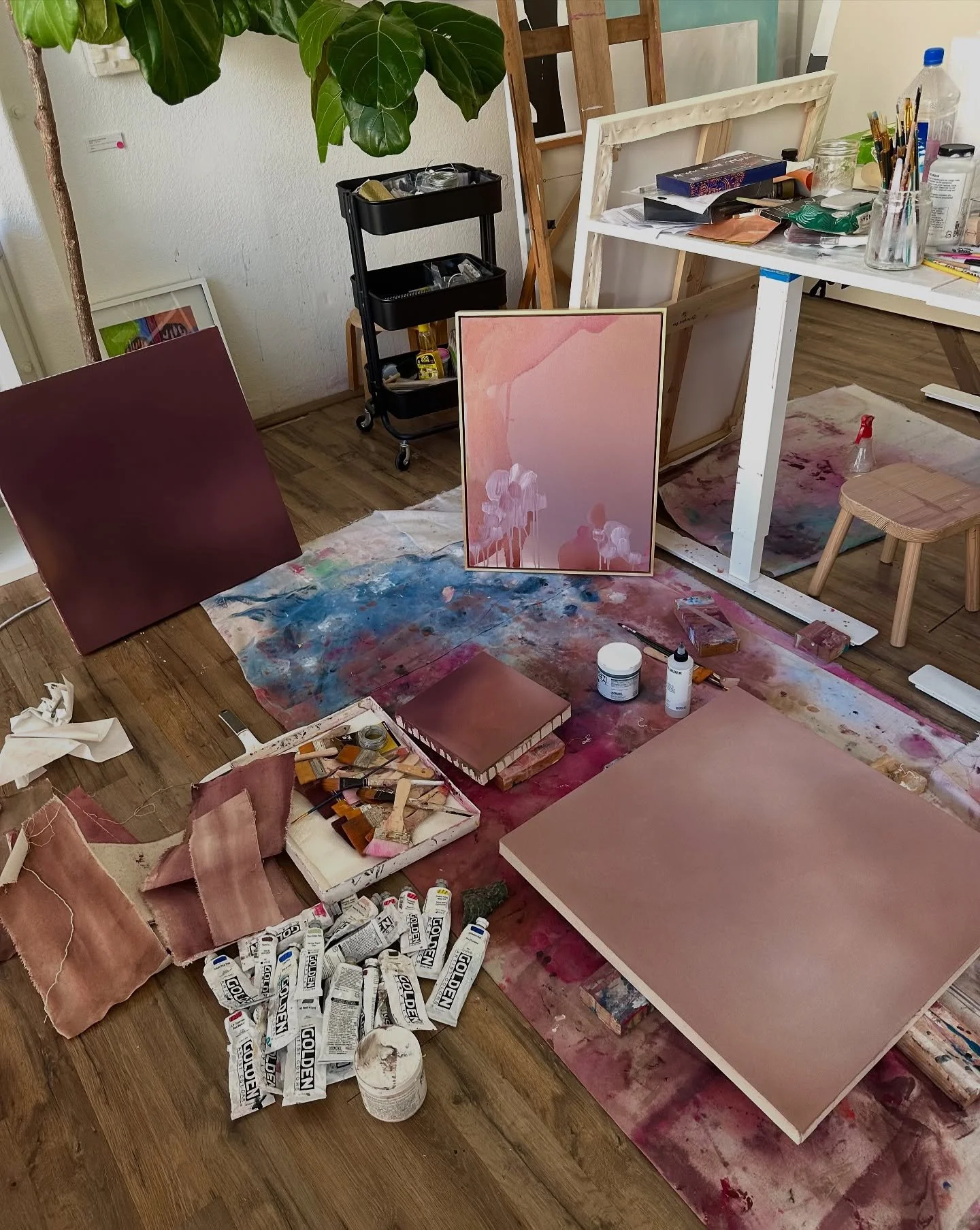 promise the palette has plans to expand v soon. 😂🫠
&bull;
#wip #innerrichmond #artstudio #mixedmedia #modernart #contemporaryart #bayareaartist #sanfranciscoartist #sfartist #bayareainteriordesigner #bayareainteriordesign #sanfranciscointerdesigner