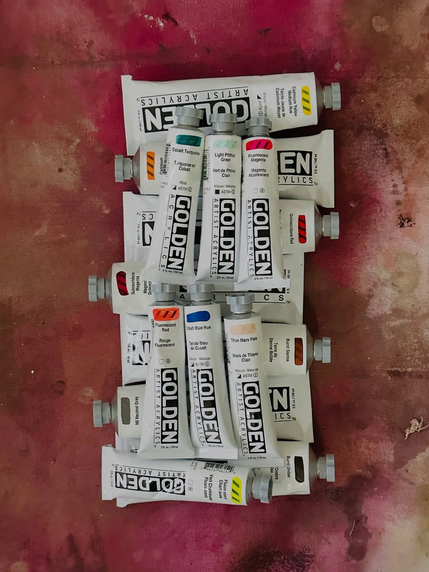 my fav kind of haul! 🎨 
&bull;
#iykyk #goldenpaint #artisthaul #arthaul #painthaul  #innerrichmond #artstudio #mixedmedia #modernart #contemporaryart #bayareaartist #sanfranciscoartist #sfartist